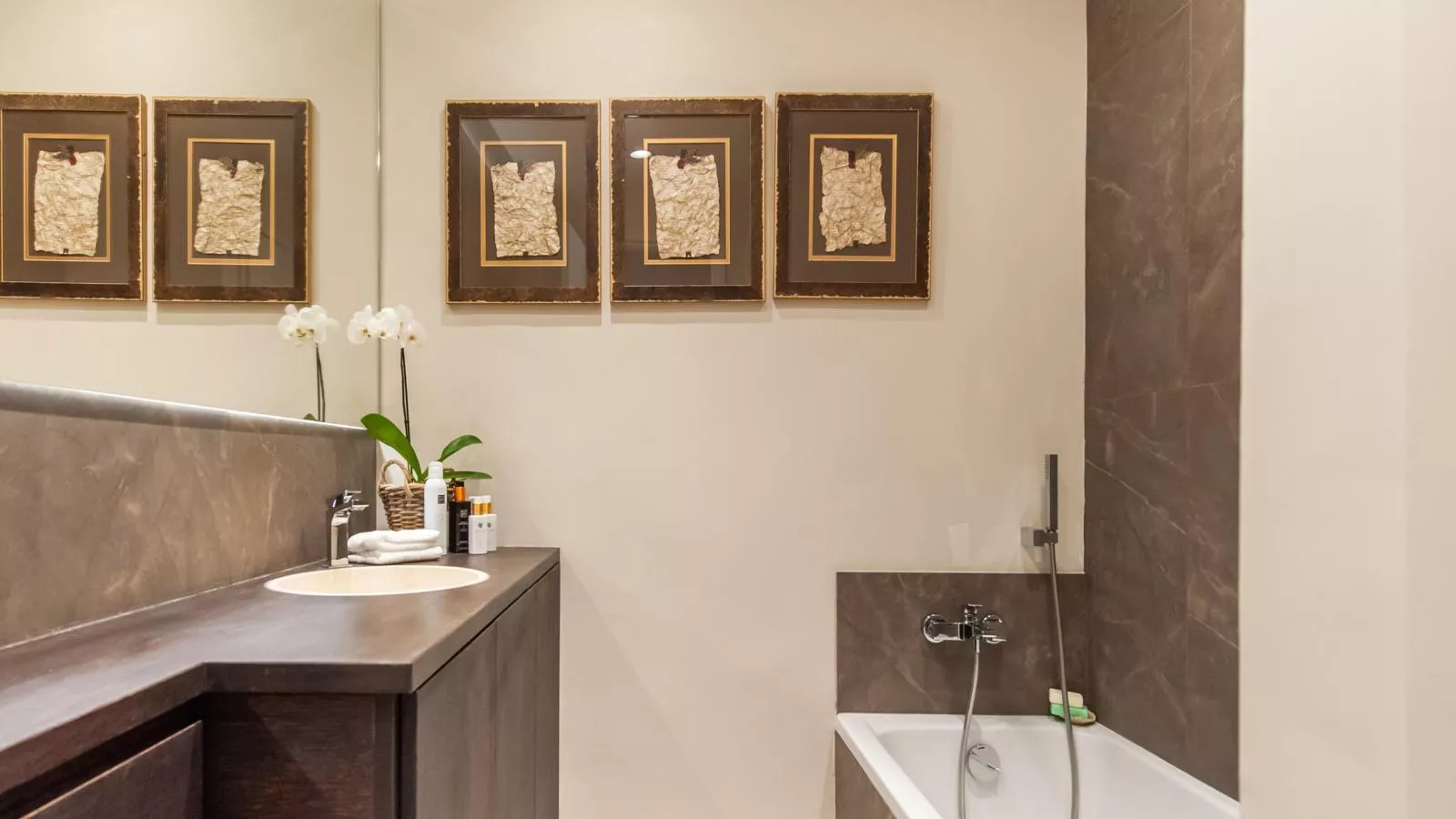 Chez Gabrielle-Bathroom