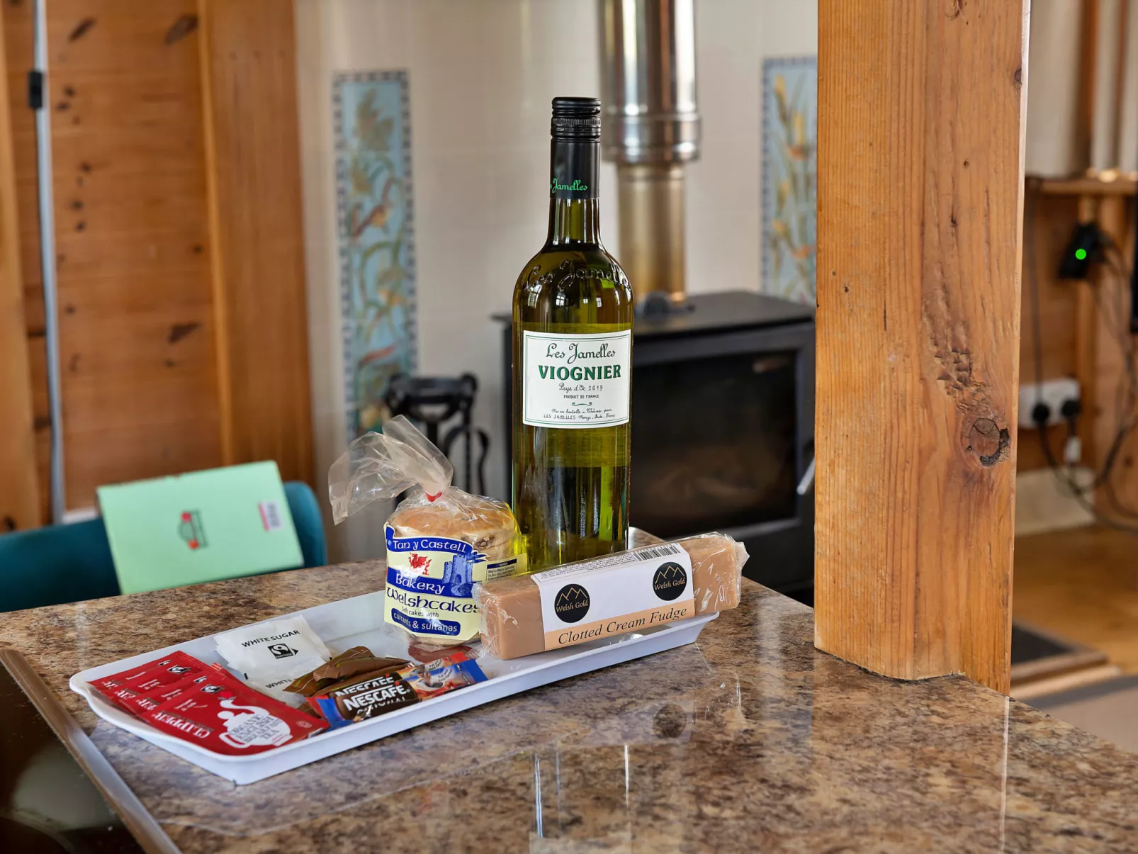 Toll Bridge Cottage-Dedans