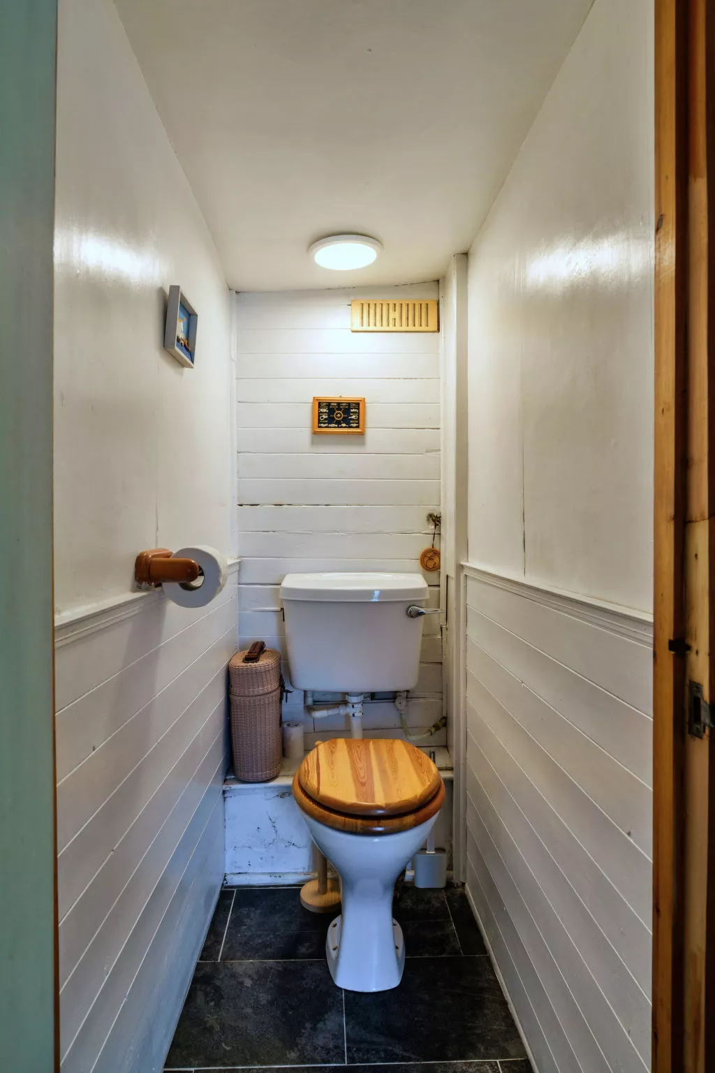 April Cottage-Dedans