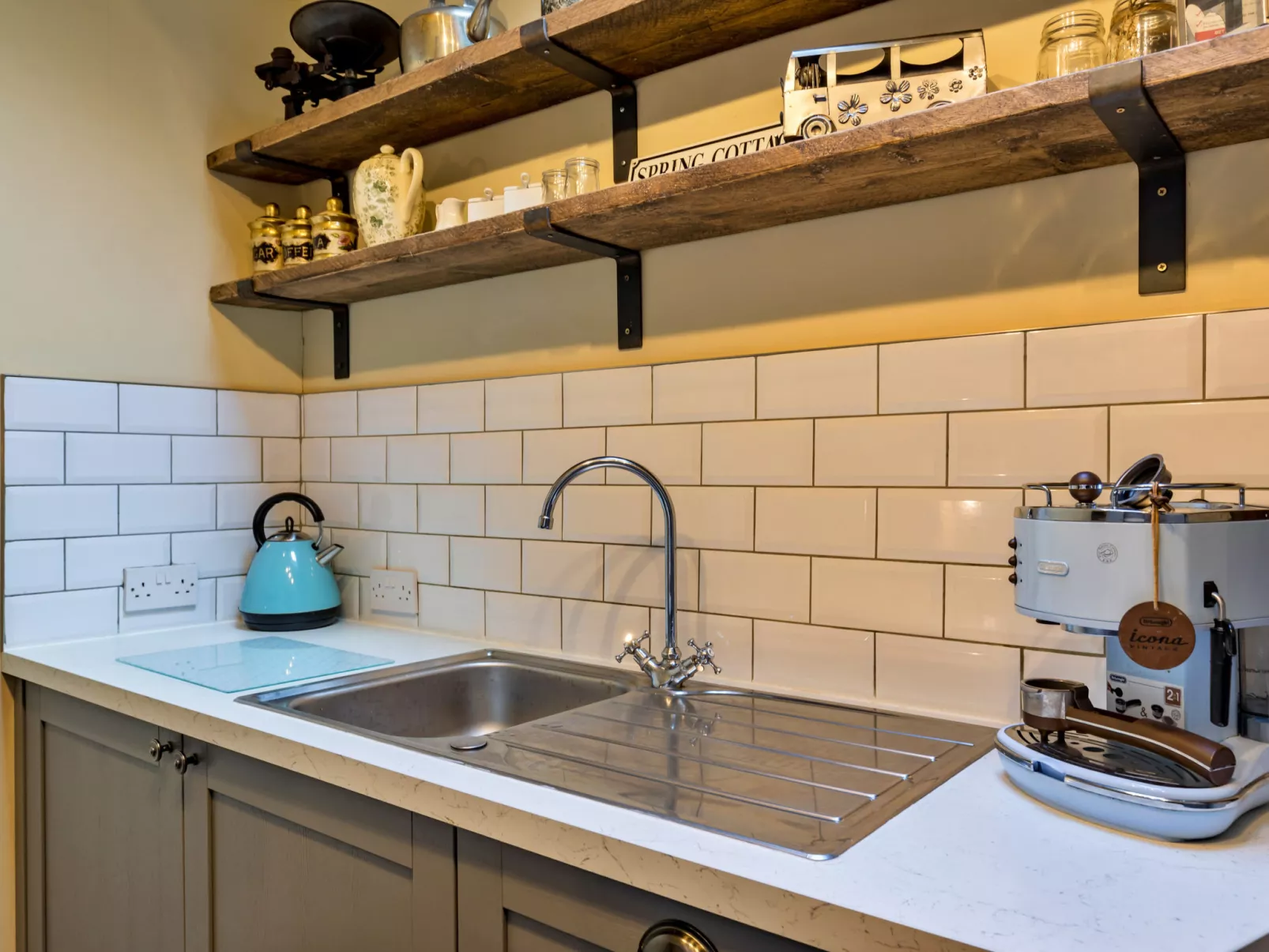 Spring Cottage-Dedans