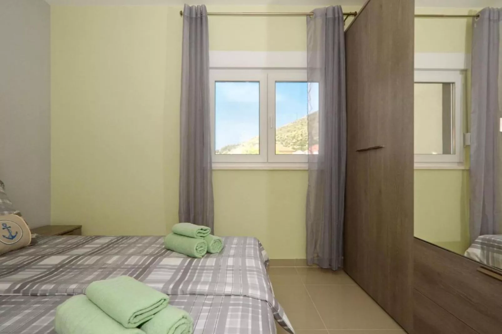 Apartment Sunshine Trogir - Three Bedroom Apartment with Balcony-Chambre