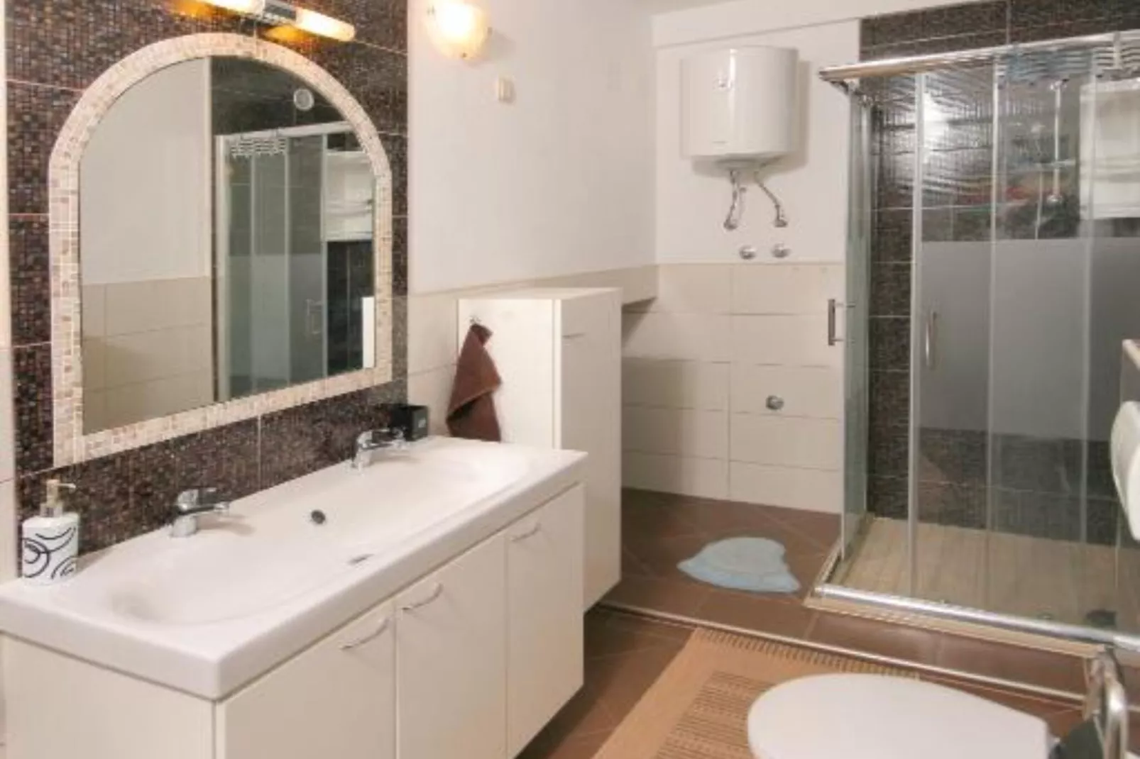 Apartment Libe with Sea View Trogir - Two Bedroom Apartment with Balcony-Bathroom