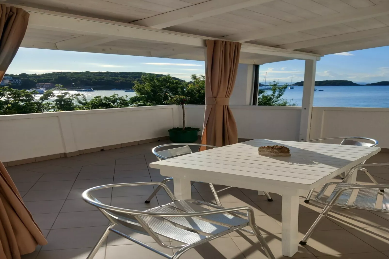 Guest House Green Corner Supetarska Draga - Triple Room with Terrace and Sea View-Ambiance