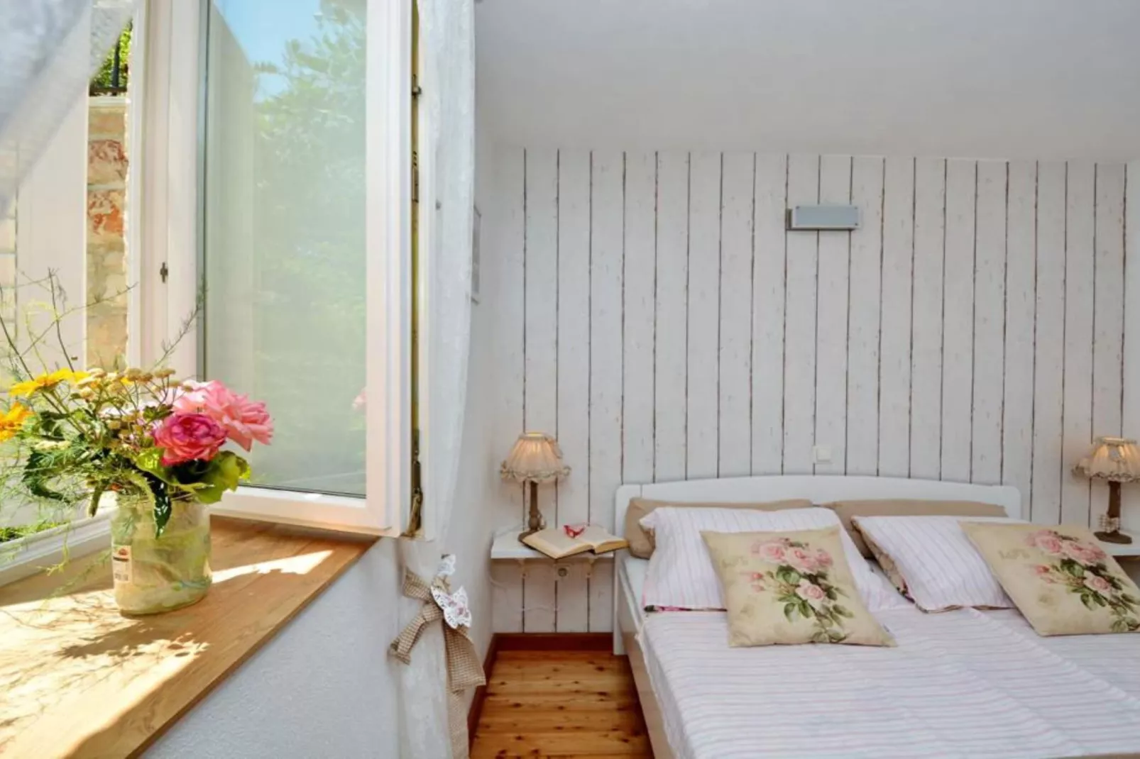 One-Bedroom Apartment (Lovor)-Bedroom