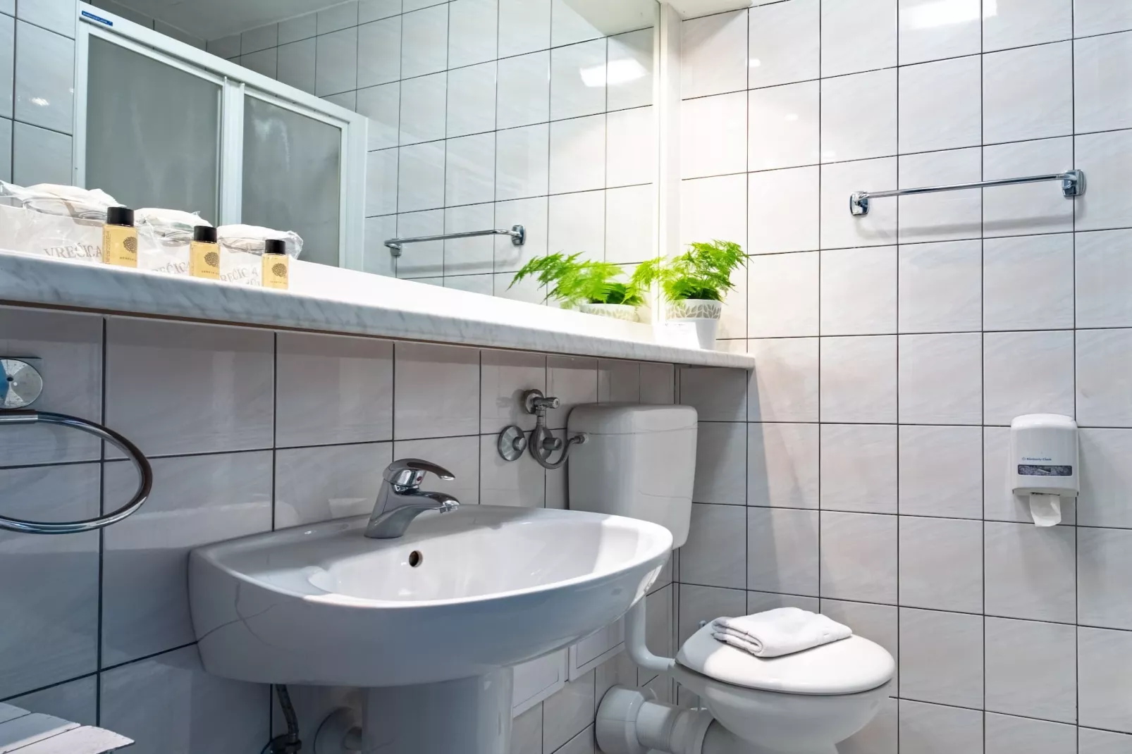 Hotel Issa - Twin Room Sea View-Bathroom