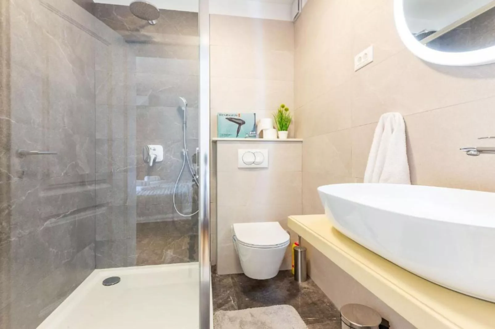 Peaceful Murvica Villa Pool, Garden, and Modern Comfort - Two Bedroom Holiday Home with Private Pool-Salle de bain