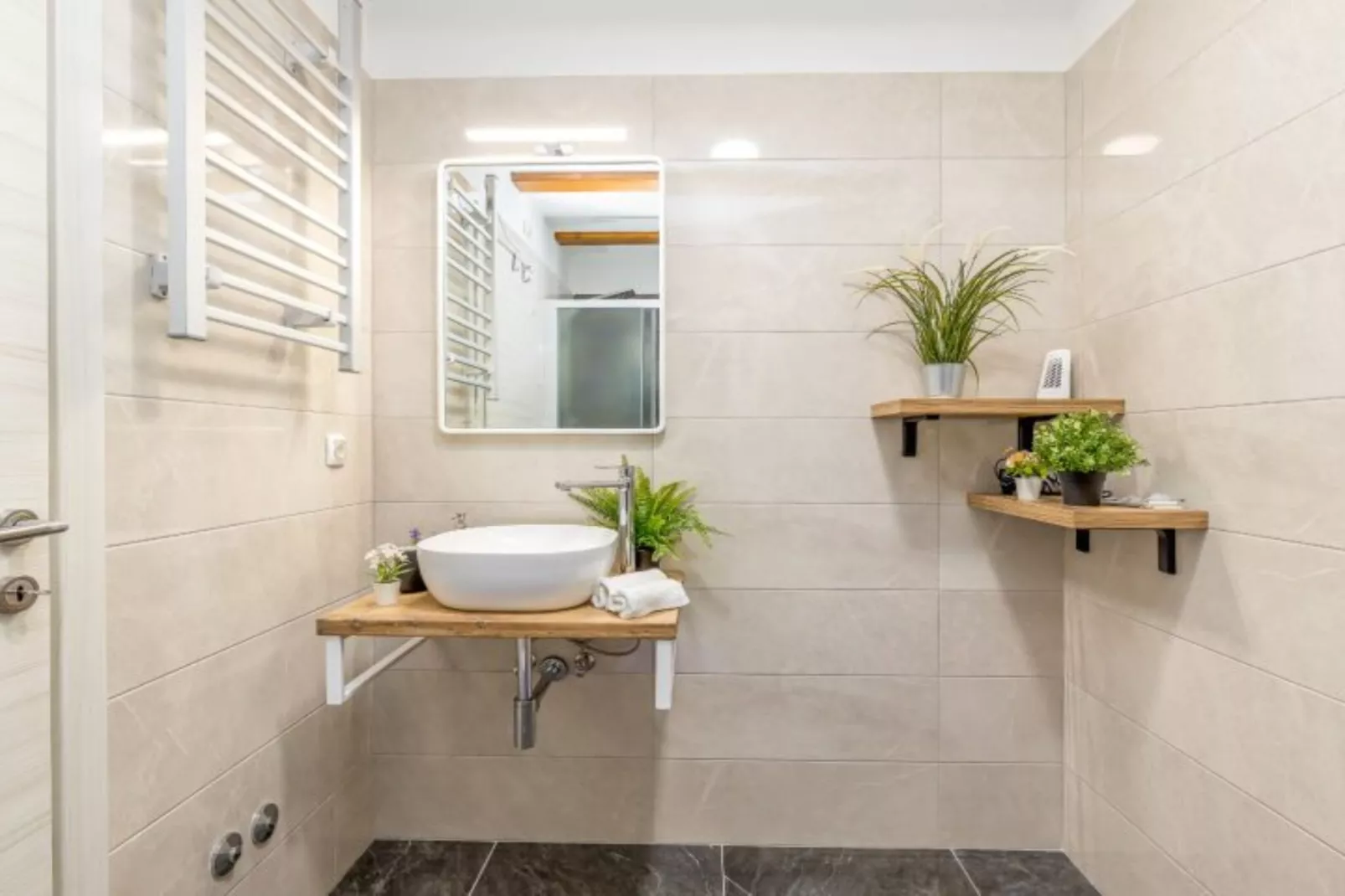 Four Bedroom Holiday House Mali Raj with Pool-Badezimmer