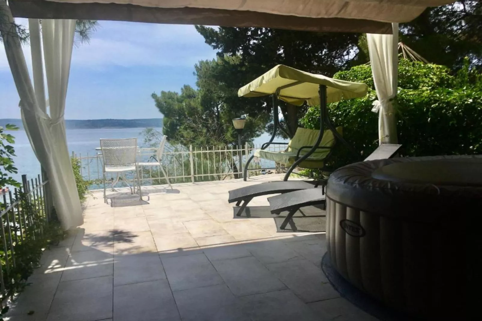 Beach House - 2m from beach - Three Bedroom House-Terrace balcony