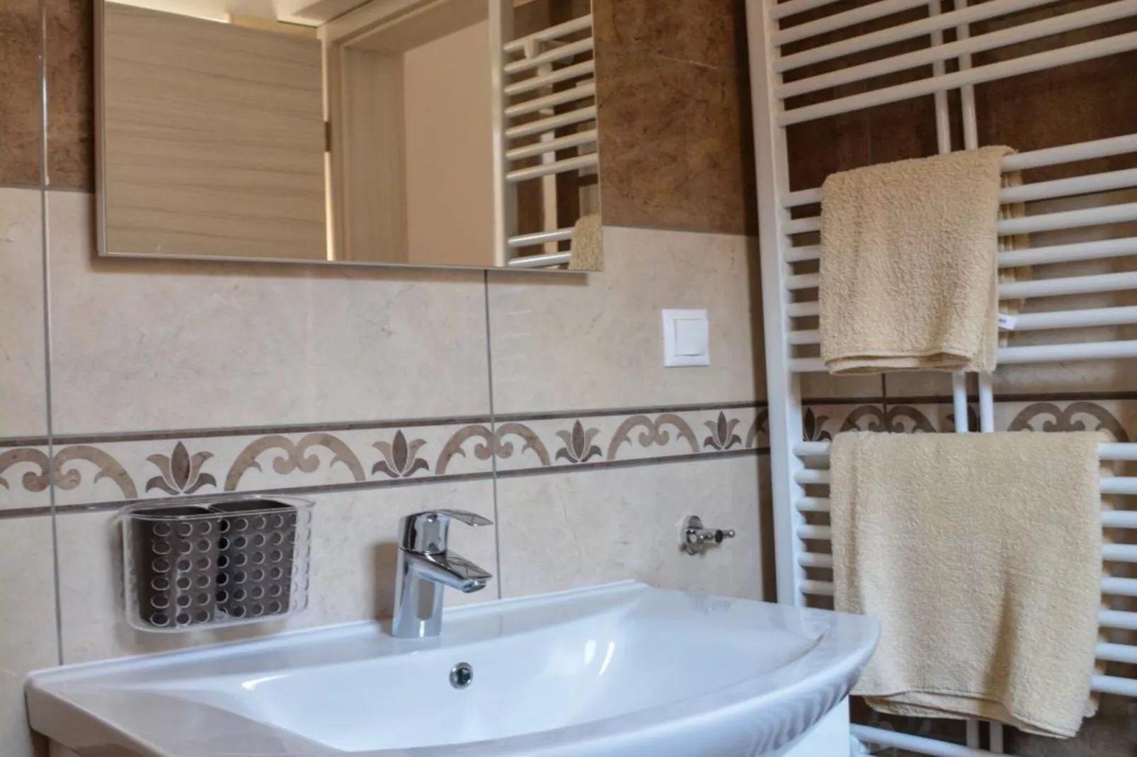 Zevnik Quiet Retreat with Stunning Views and Equestrian Activities - One Bedroom Apartment-Bathroom