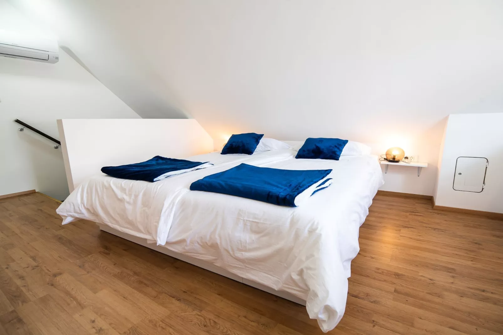 Mountain View Haven Apartments - One Bedroom Apartment  with Balcony-Schlafzimmer