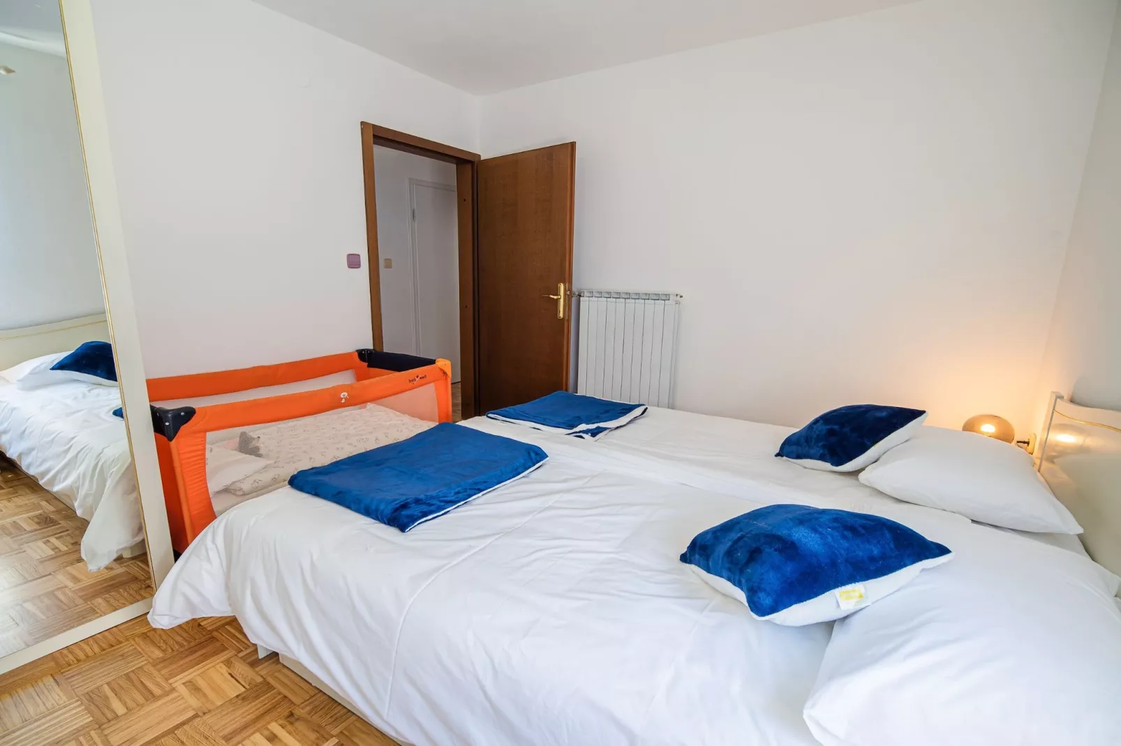 Mountain View Haven Apartments - Two Bedroom Apartment with Balcony-Schlafzimmer