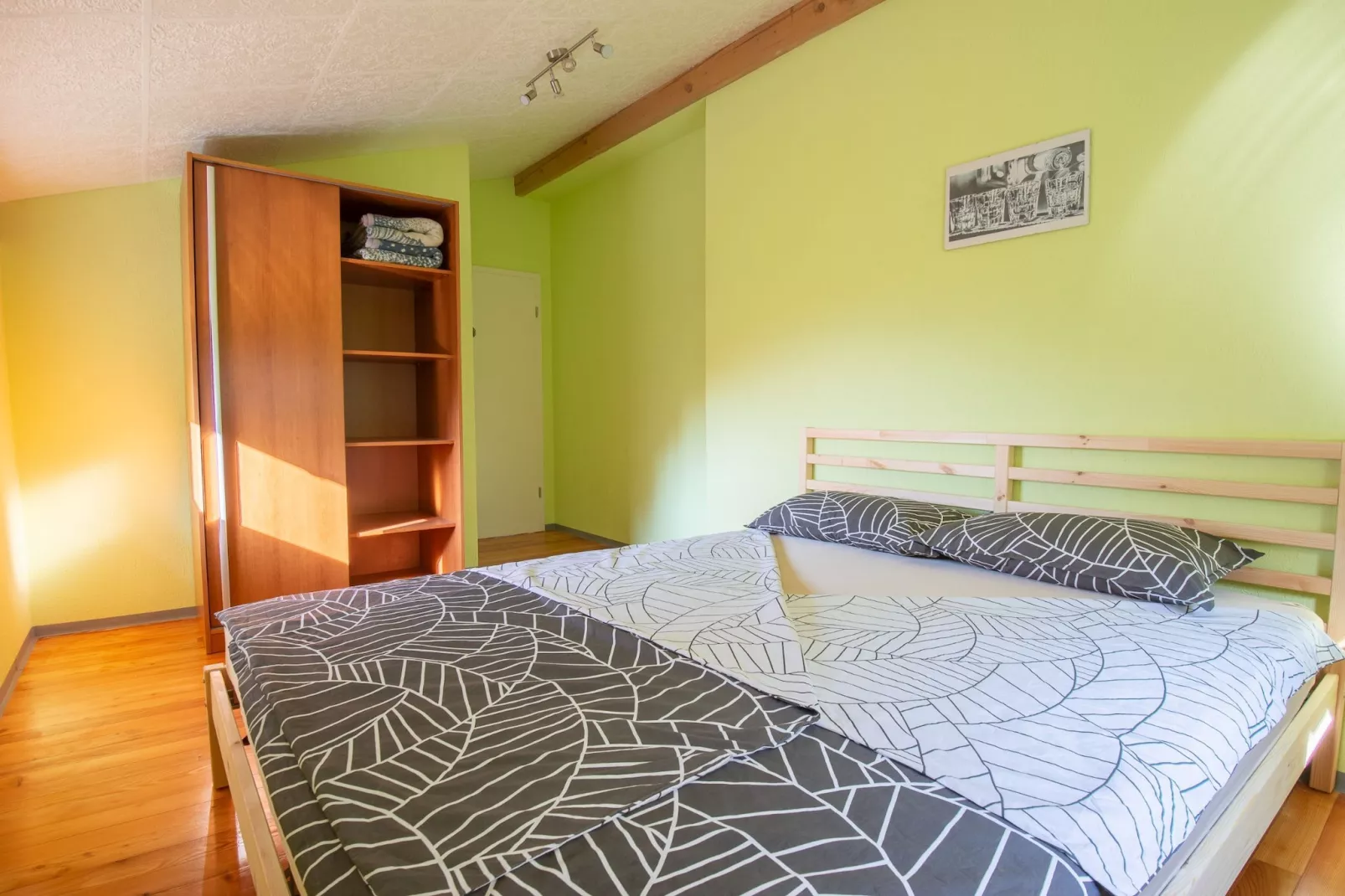 Family-Friendly Serene Retreat Holiday Home - Four Bedroom Holiday Home  with Terrace-Chambre