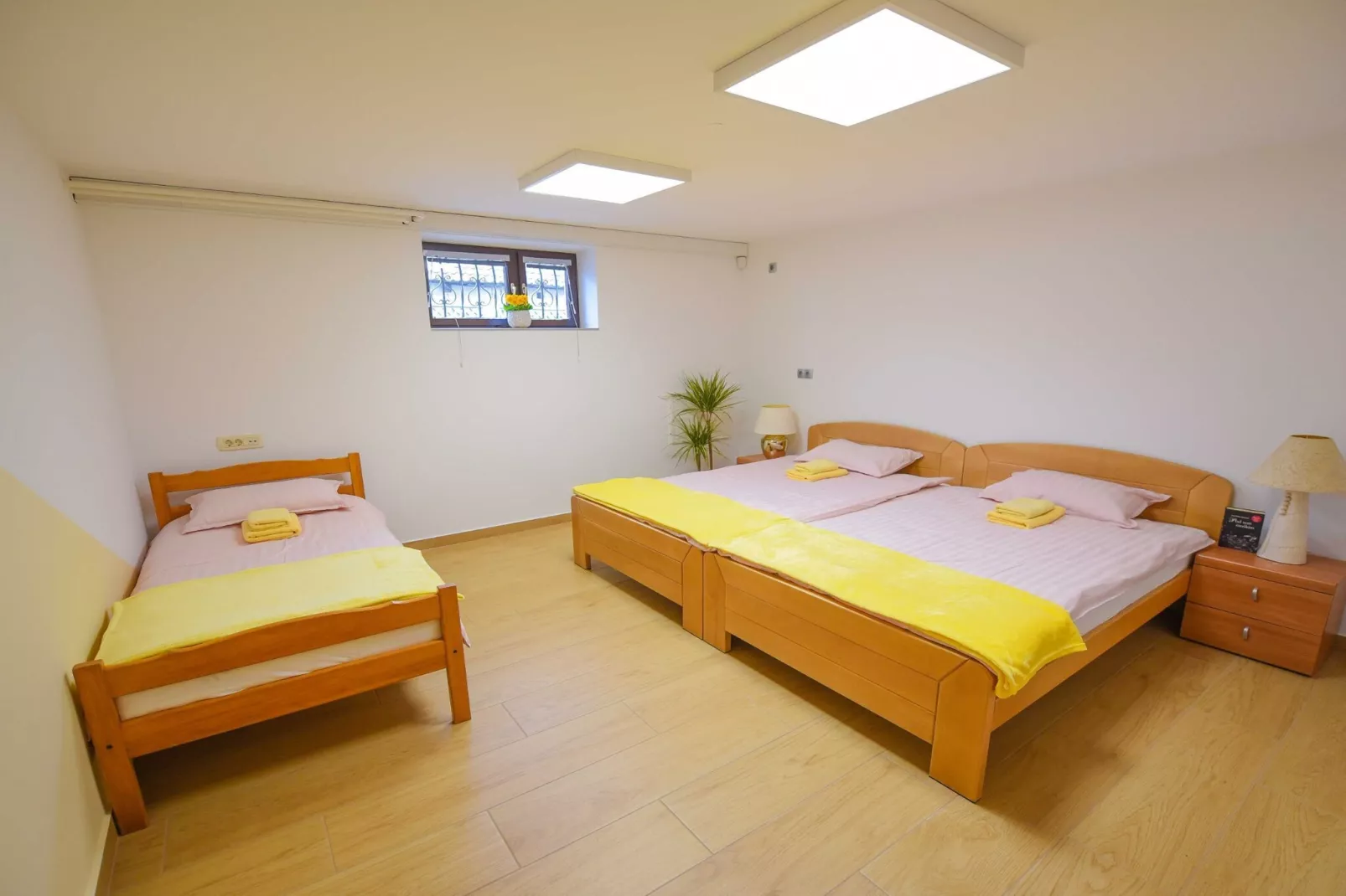 Cozy Luxe Holiday Home with Natural Thermal Bath - Seven Bedroom Holiday Home-Chambre