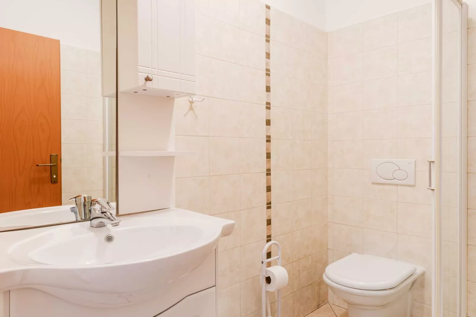 Log pod Mangartom Amazing Apartment with Balcony - One Bedroom Apartment with Balcony-Badezimmer