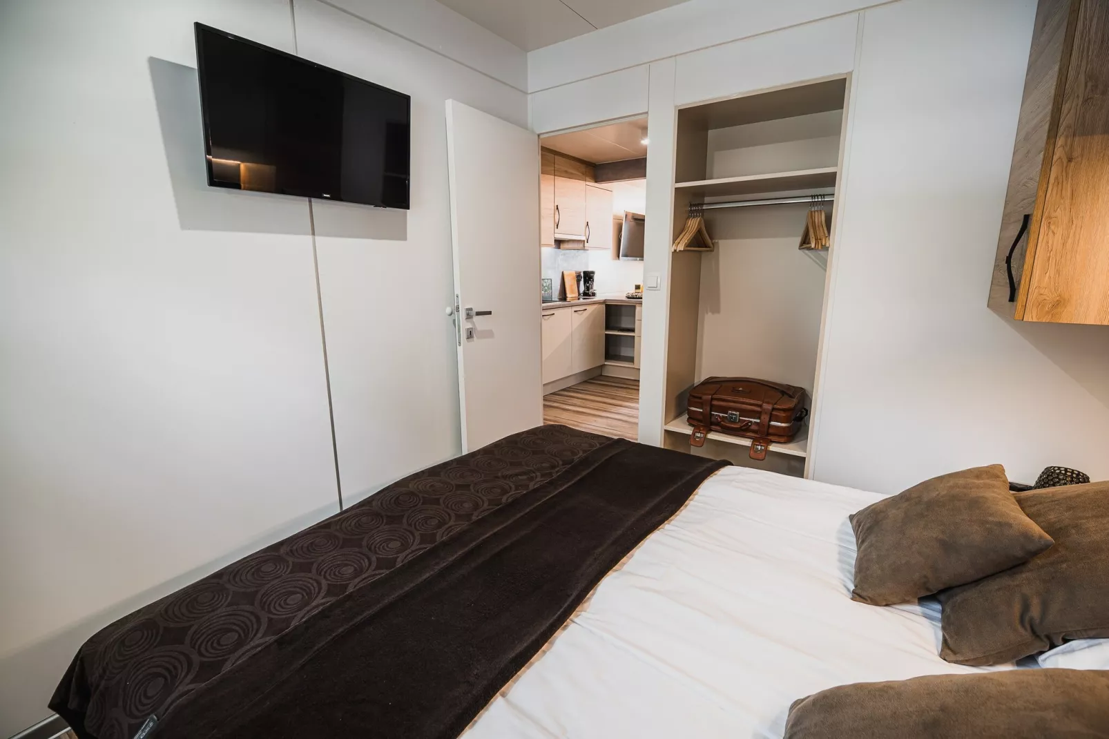 Lake Serenity Premium Mobile Homes with Thermal Riviera Tickets - Three Bedroom Mobile Home 15\/028 - Chambre