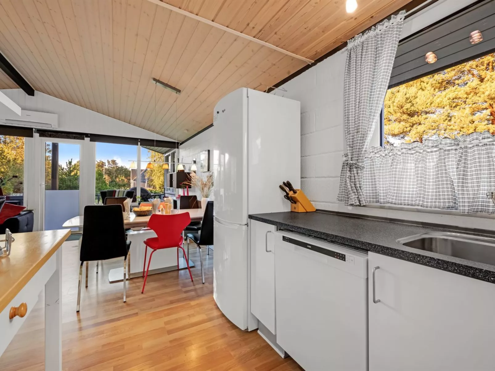 "Sjarlotte" - 400m to the fjord-Inside