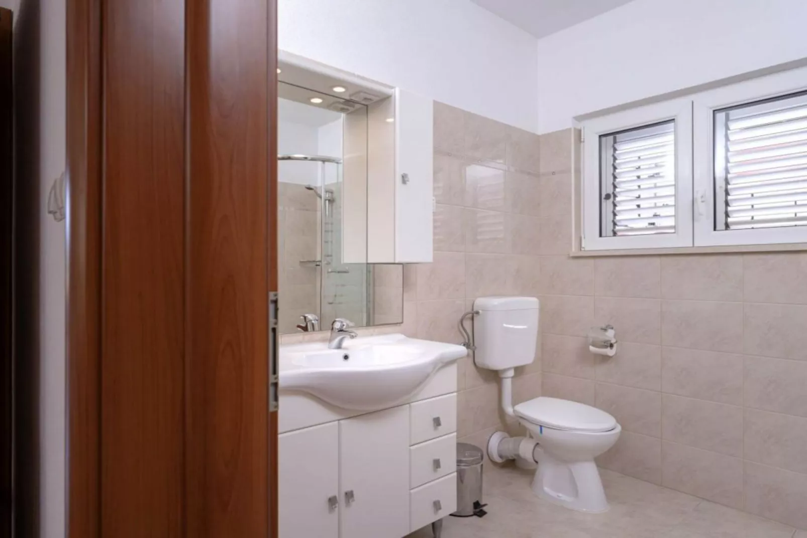 One Bedroom Apartment with Balcony and Sea View 2-Badezimmer