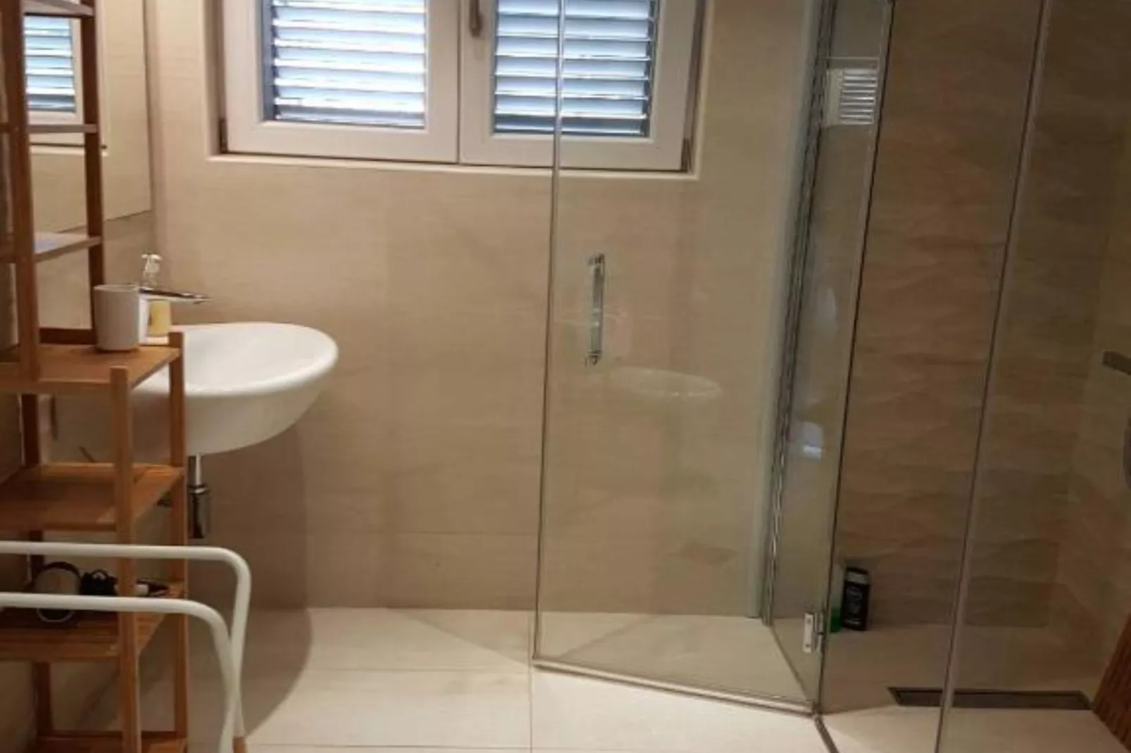 Relaxing Tivat Stay with Balcony & Free Parking - Two Bedroom Apartment-Salle de bain