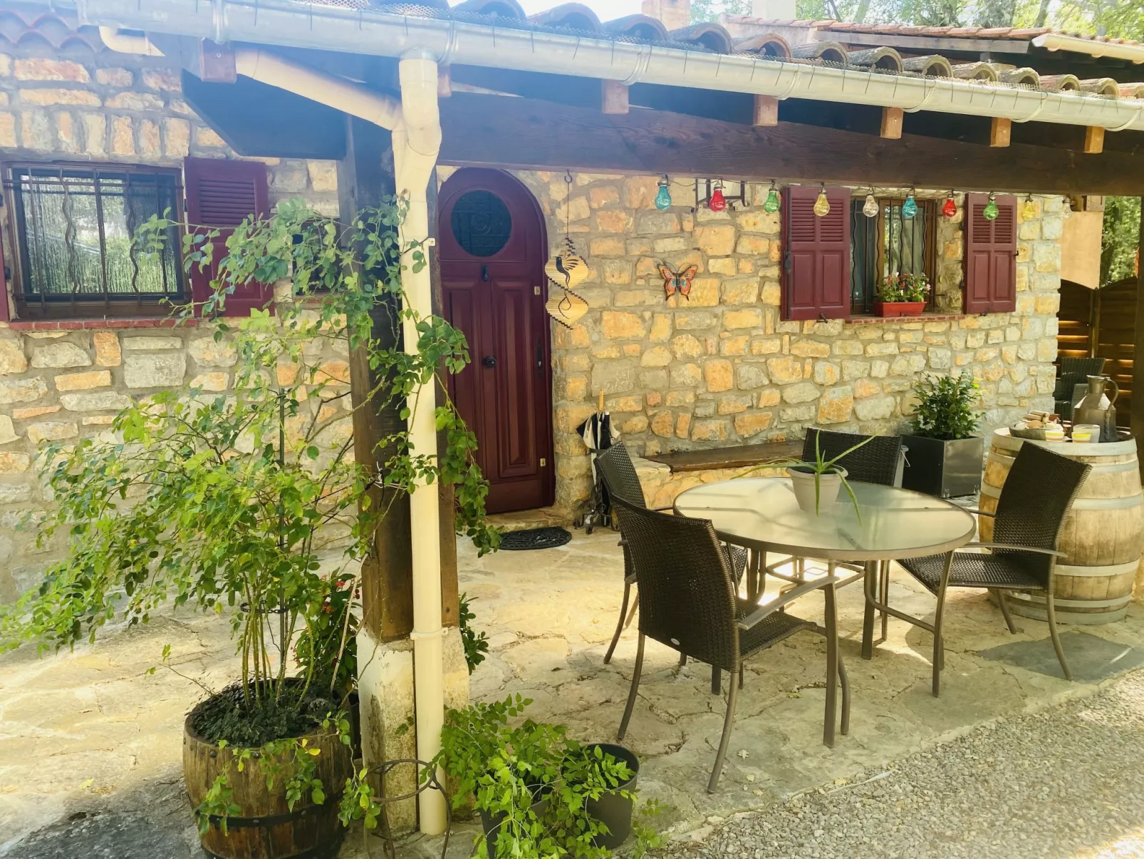 Les Pierres Fleuries-Outside