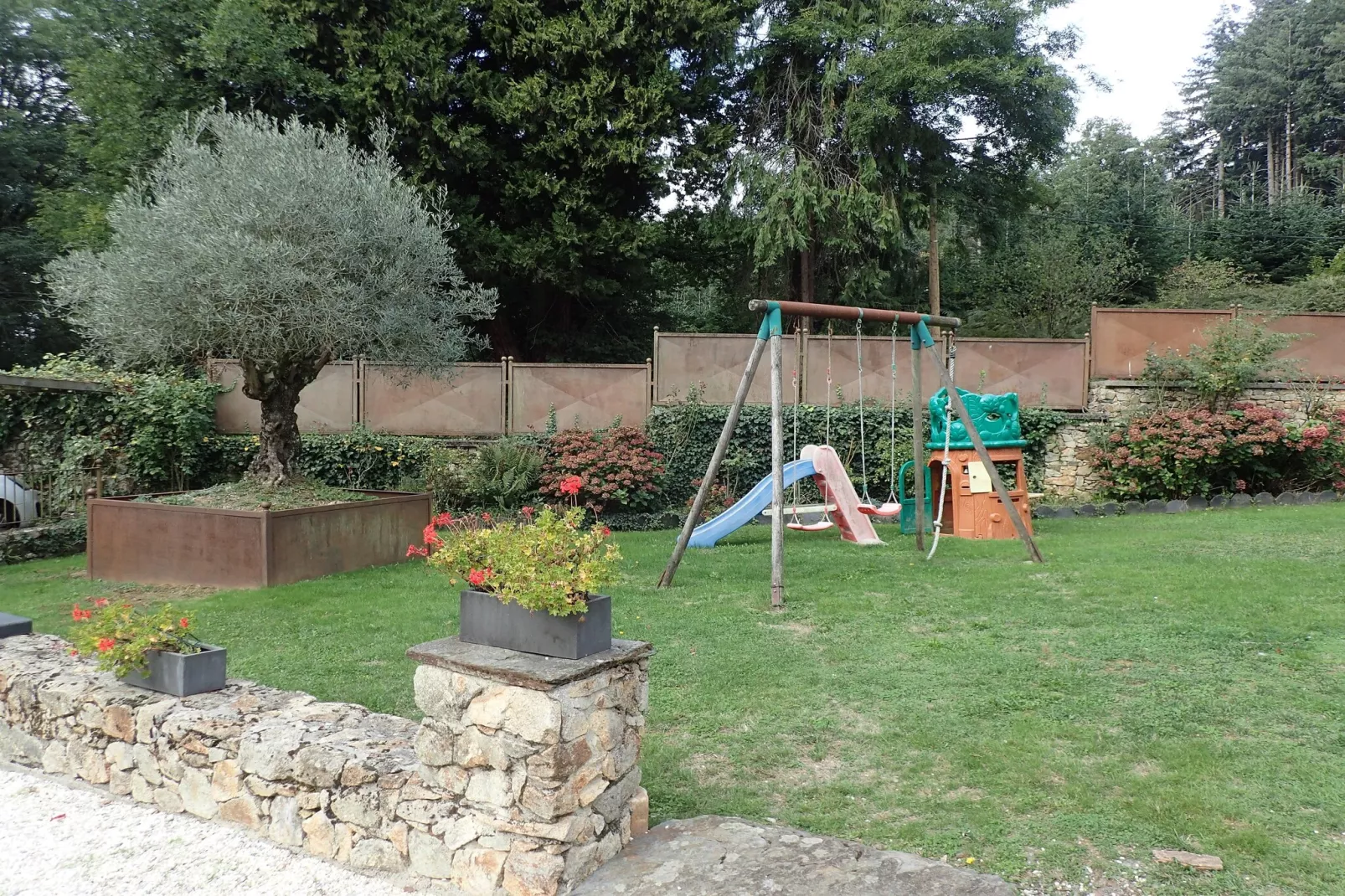 Gite du Pantouquet-Gardens in summer