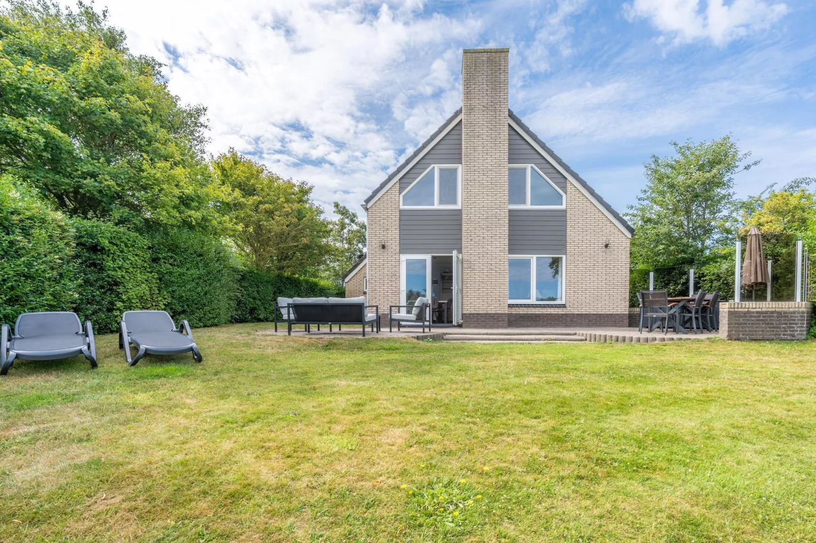 Kamperfoelie 51-Gardens in summer