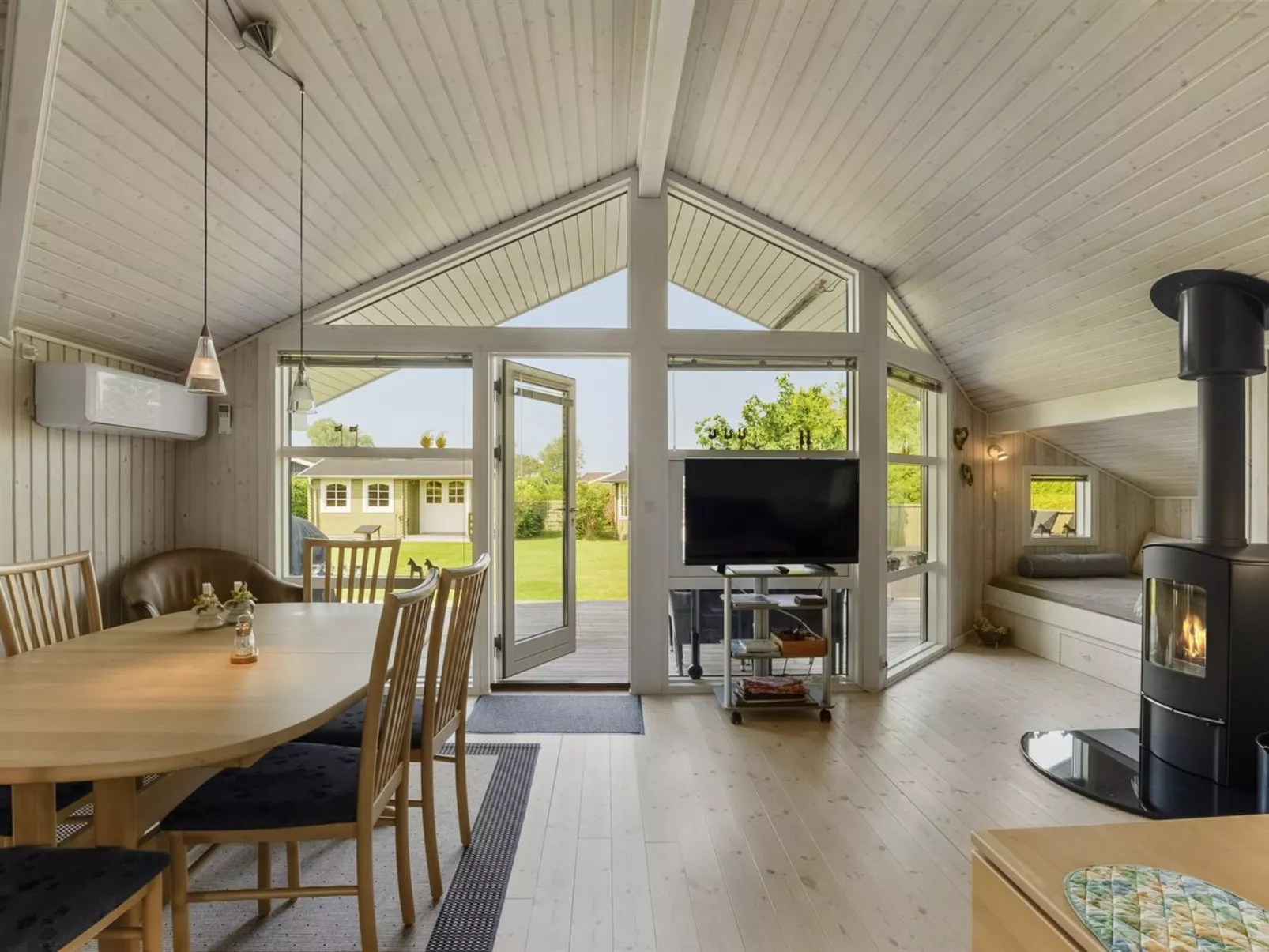 "Erok" -  from the sea-Drinnen