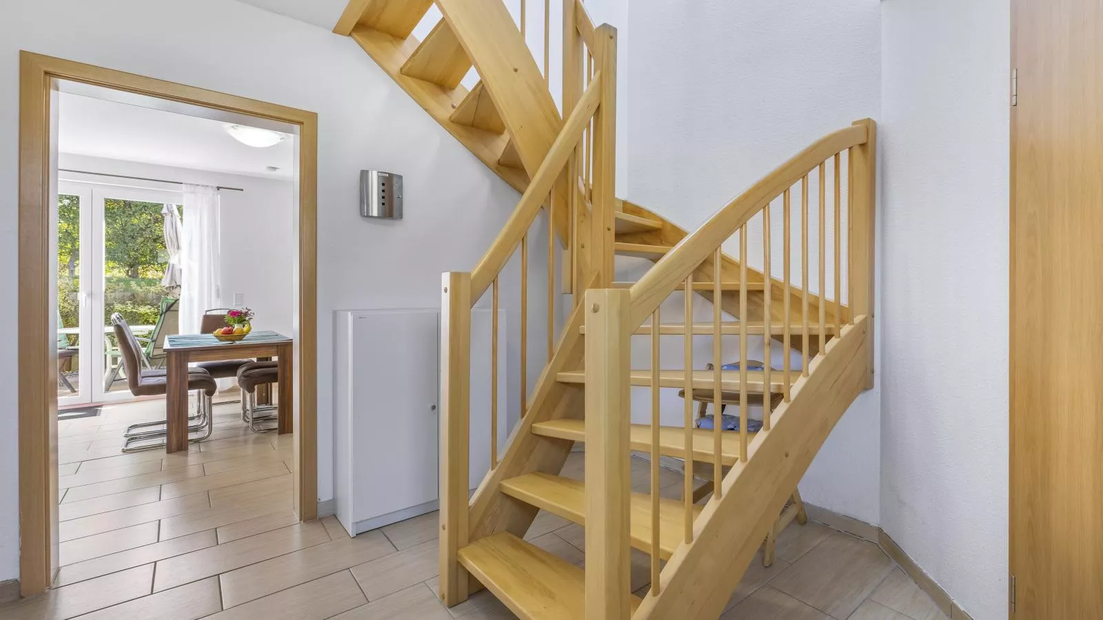 Windflüchter links mit Sauna-Empfangshalle