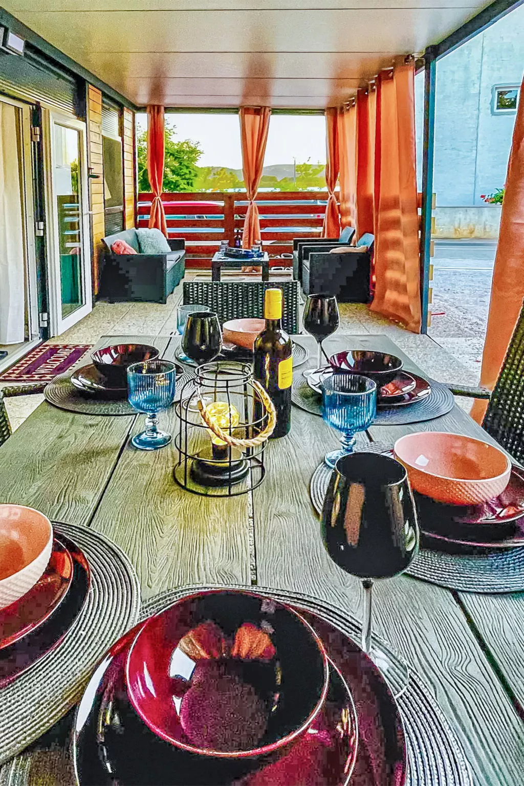 Hosekra Hišica-Outside