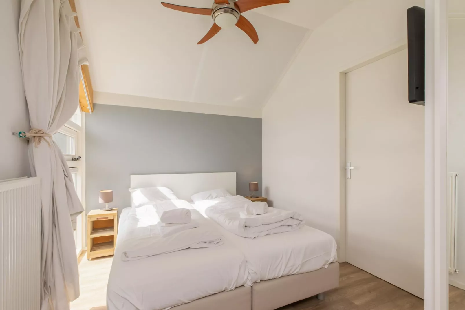 Zonnedorp Kavel 10 Renesse | Villa near the Beach & with Spacious Garden-Bedroom