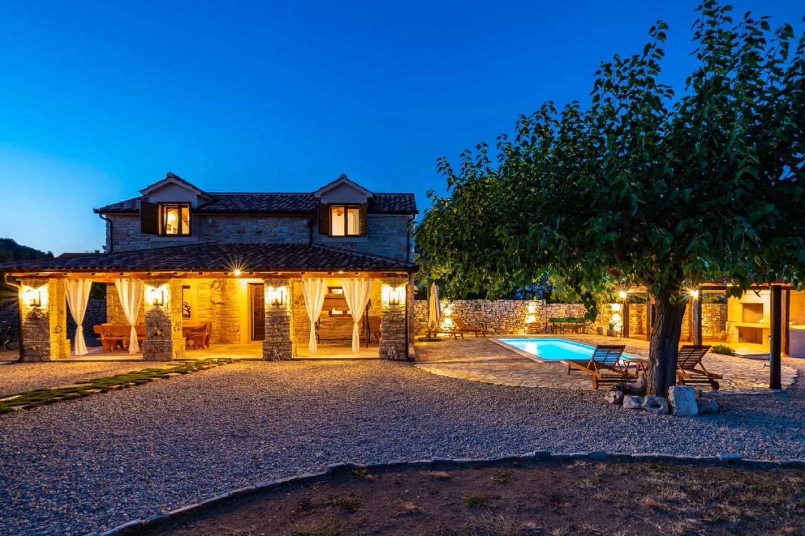 Authentic Villa Malou-Außenbereich Sommer