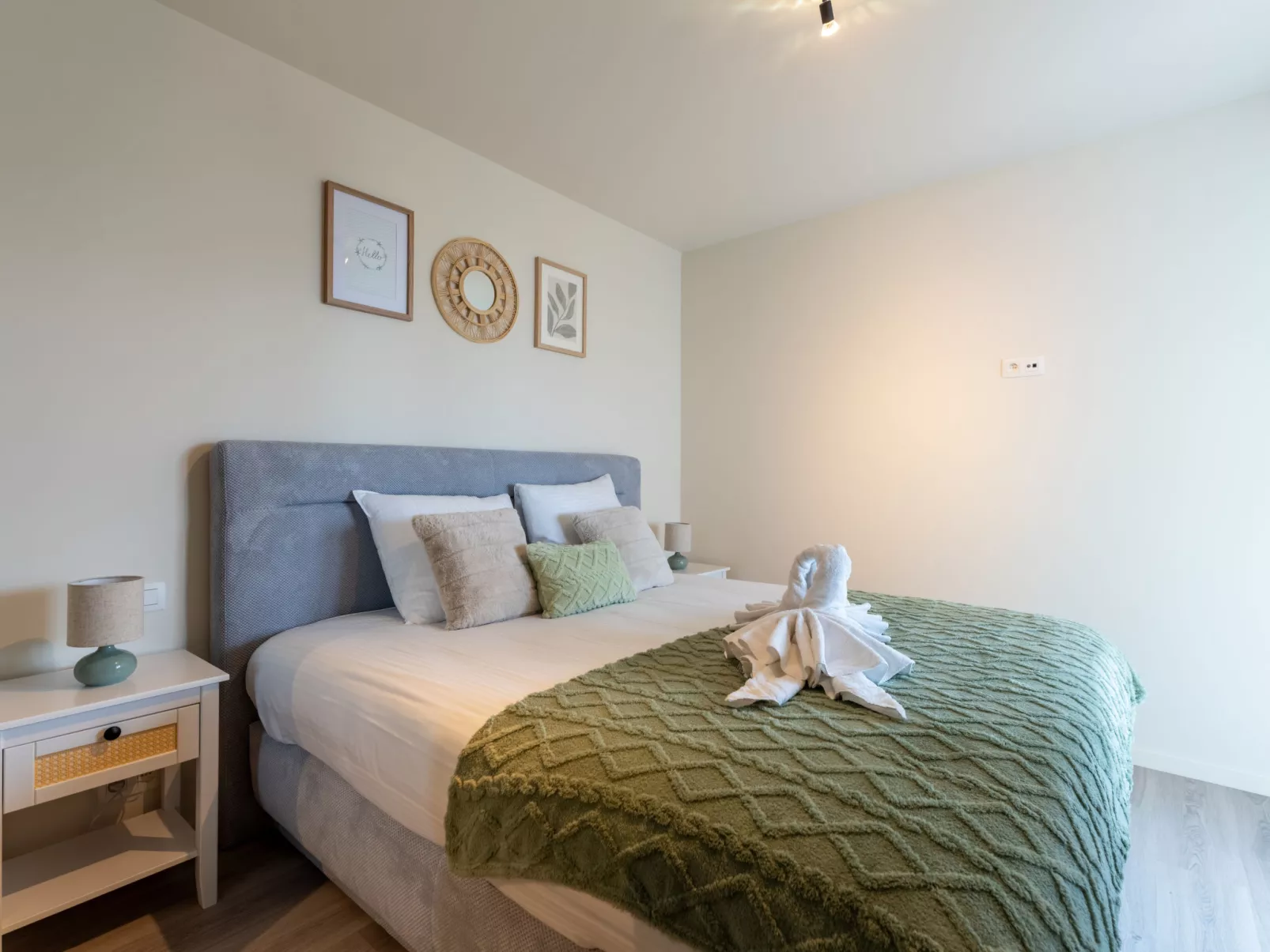 The Waves with parking-Dedans