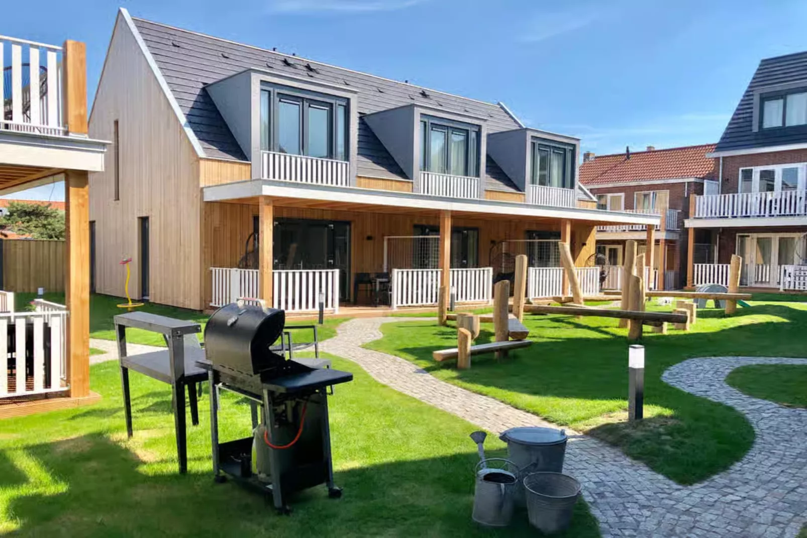 Plein 40 Lodge 25-Gardens in summer