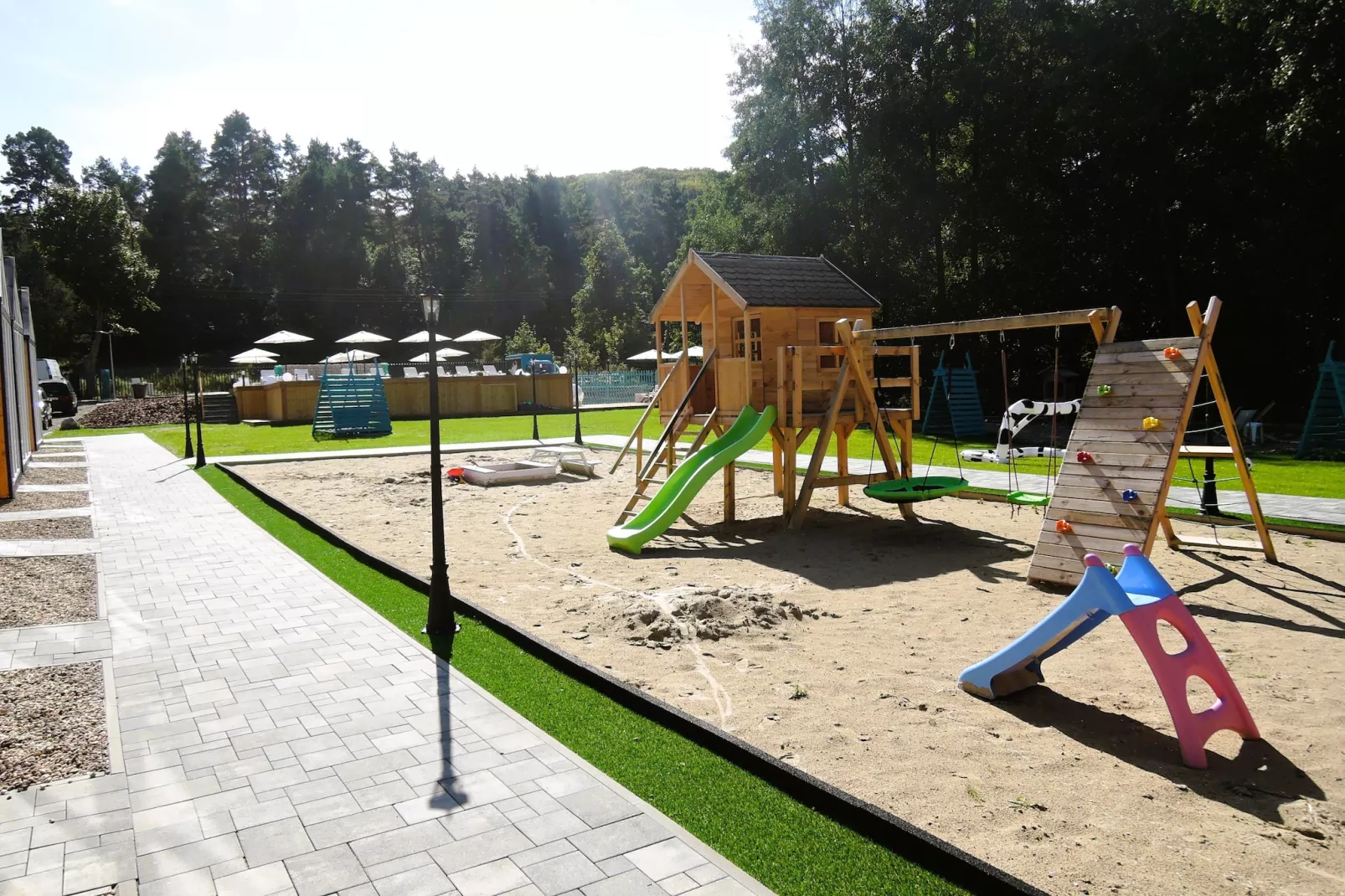 Turkusowa osada Wapnica-Jardins en été