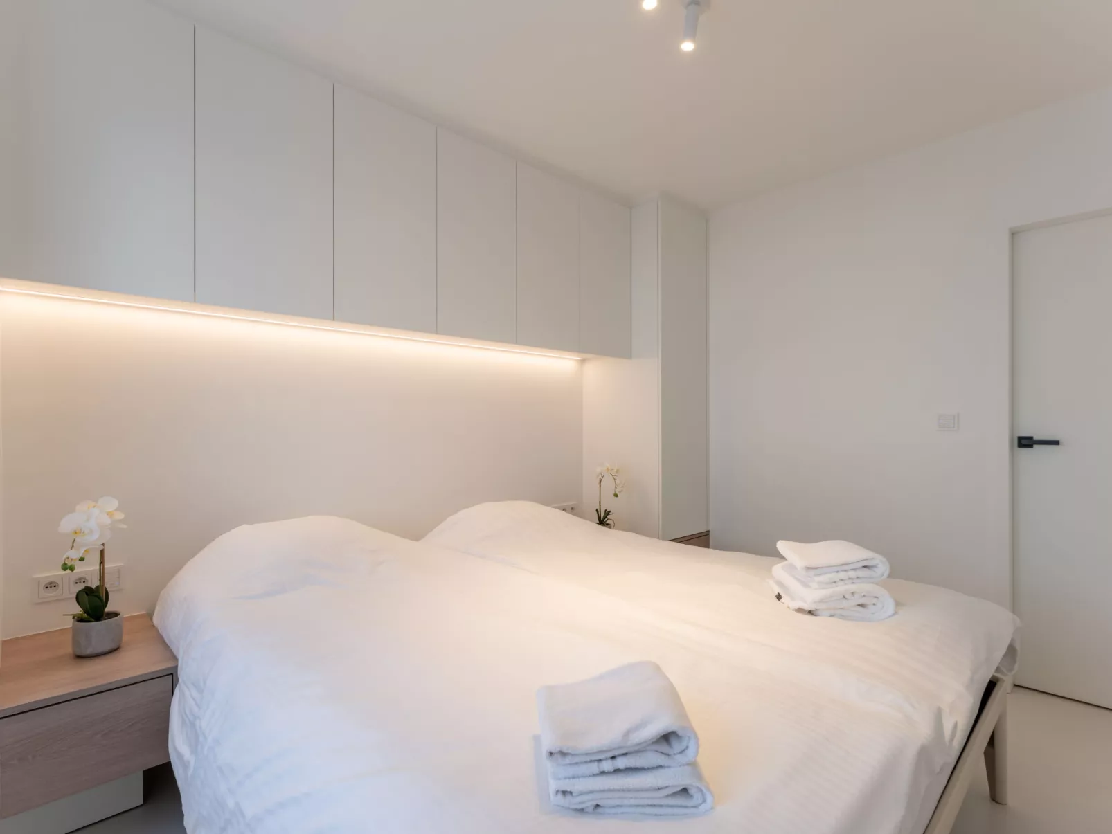 Marie Antoinette close by the sea-Inside