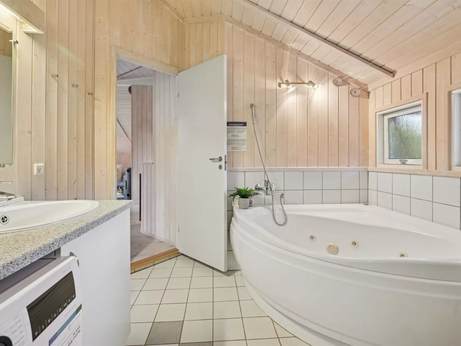 "Gyda" - 840m from the sea-Drinnen