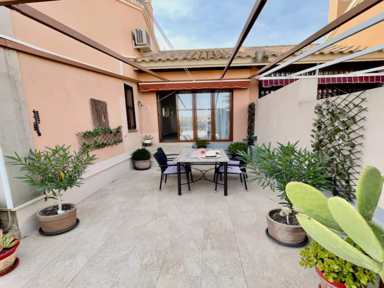 La Finca Frontline-Draußen