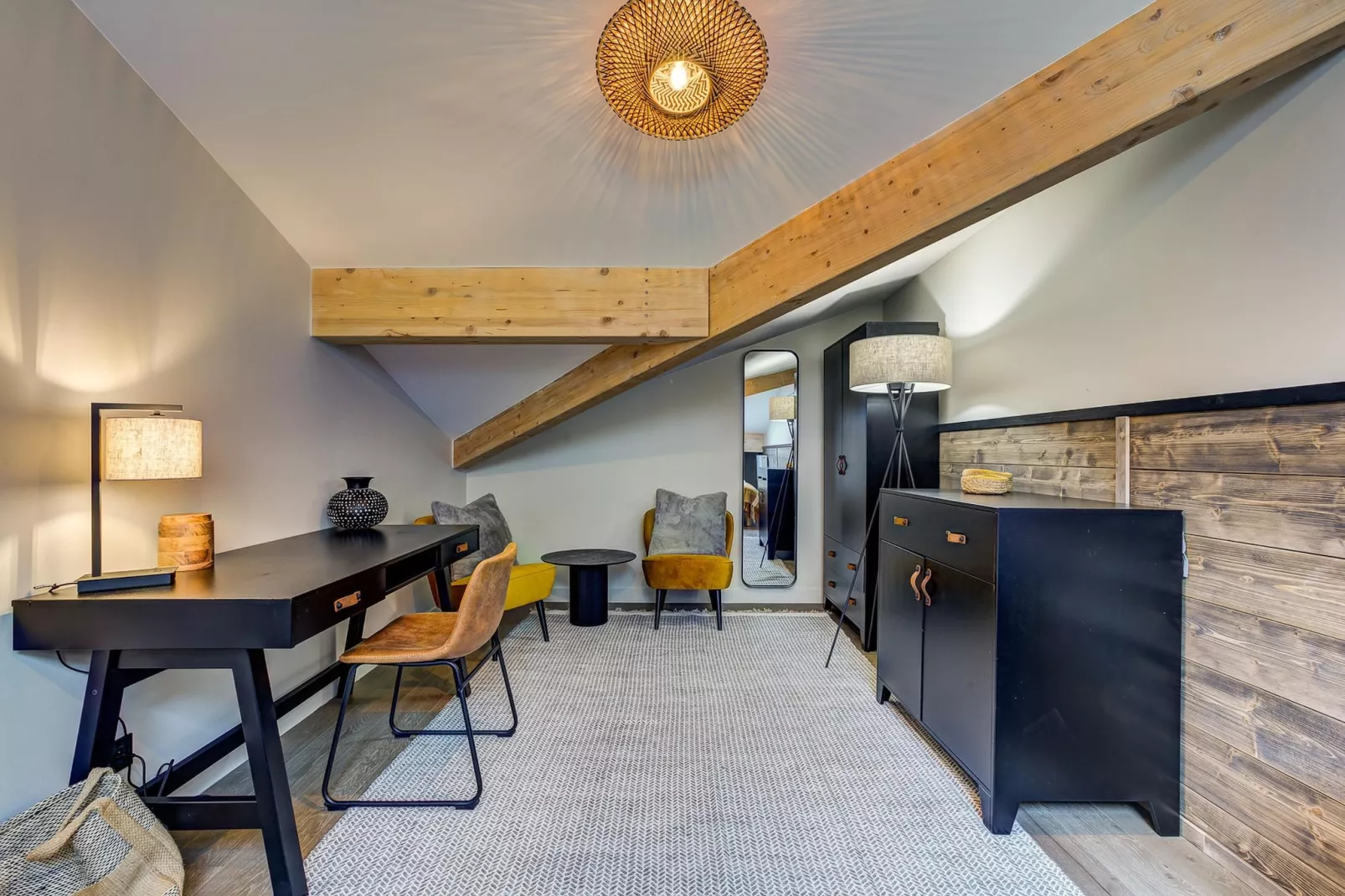 White Pearl A36-Facilities