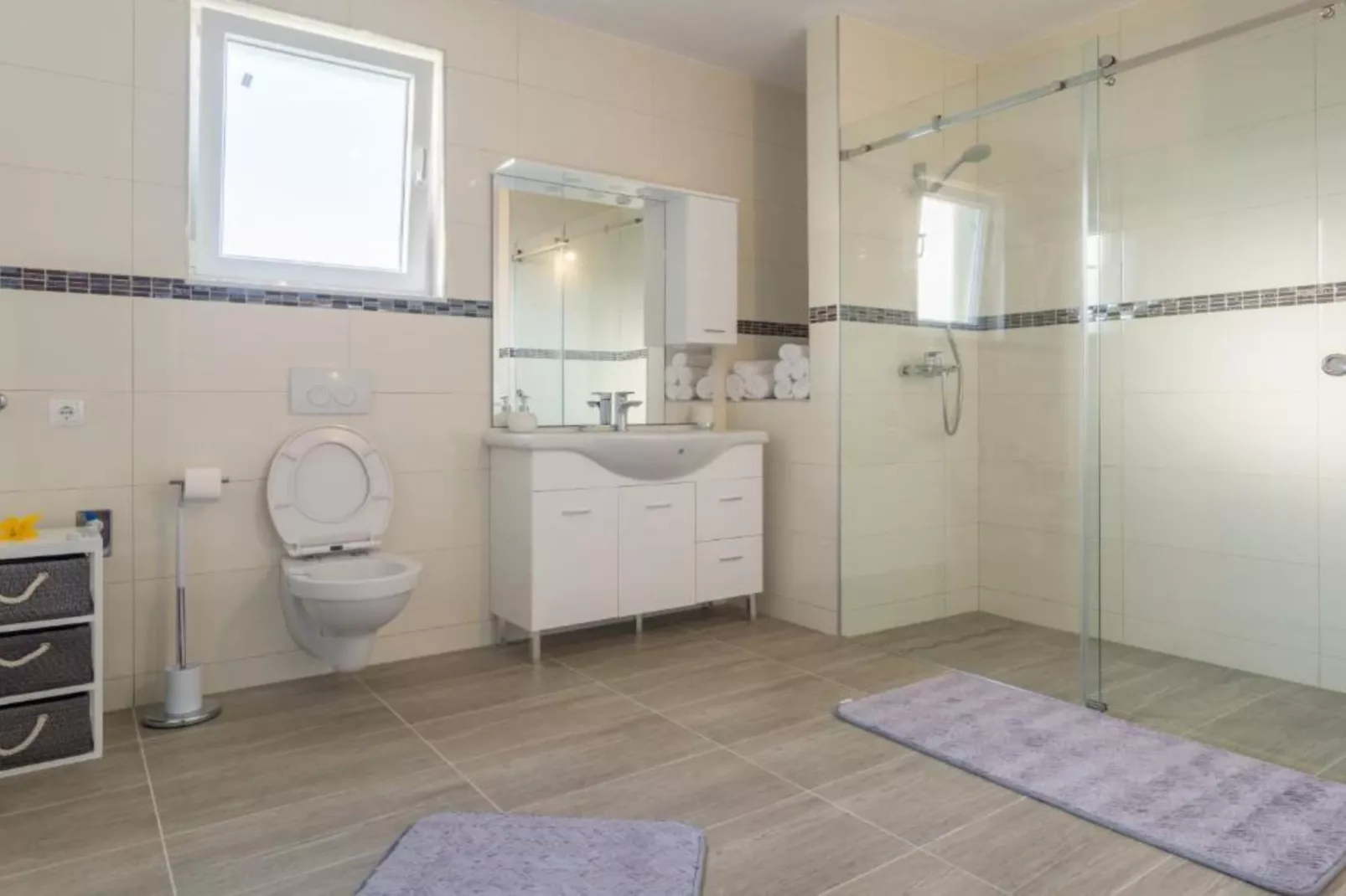 Holiday House BALEN with Swimming Pool - Six Bedroom Holiday House With Pool-Badezimmer