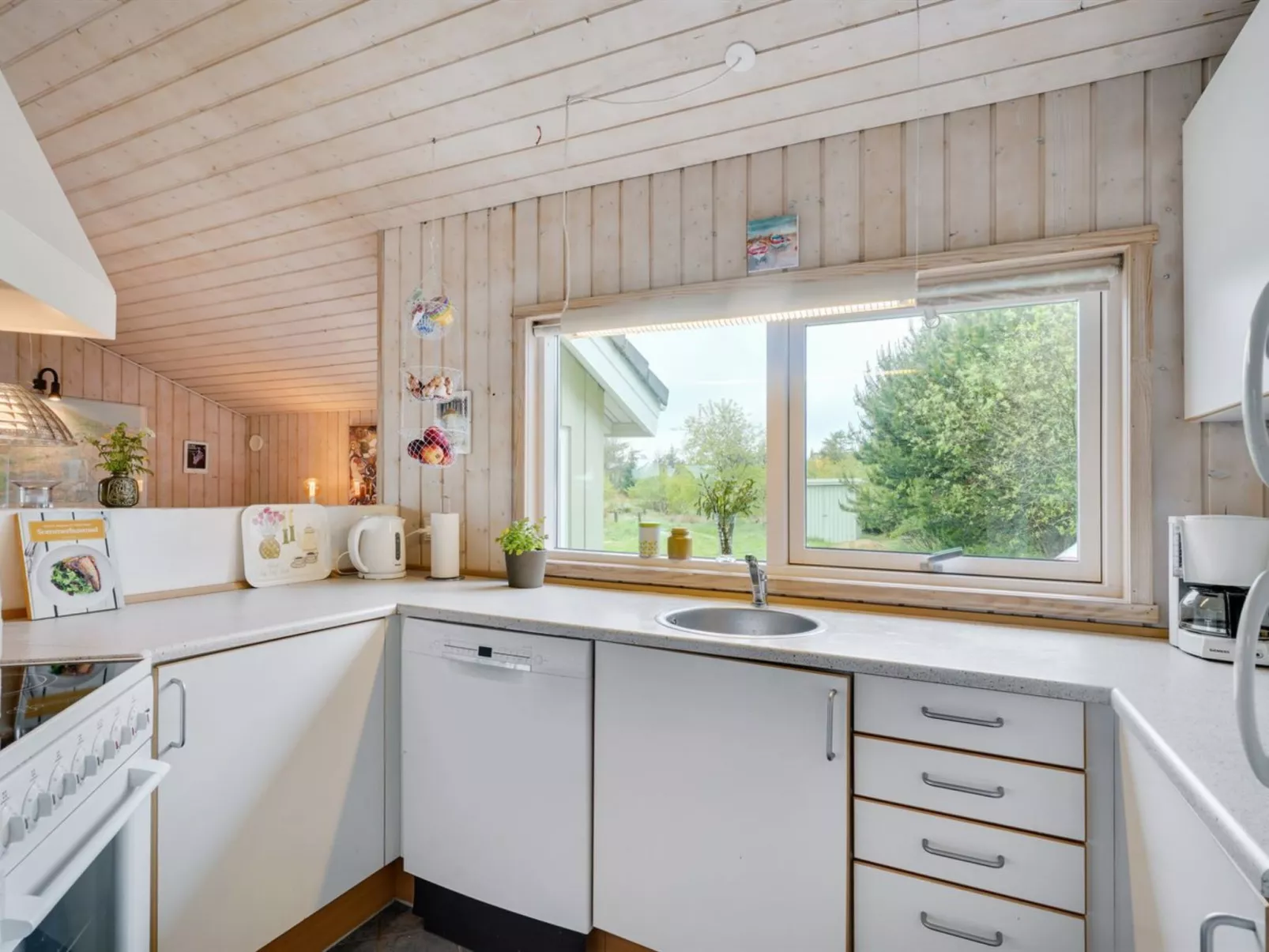 "Aameek" - 3km from the sea-Inside