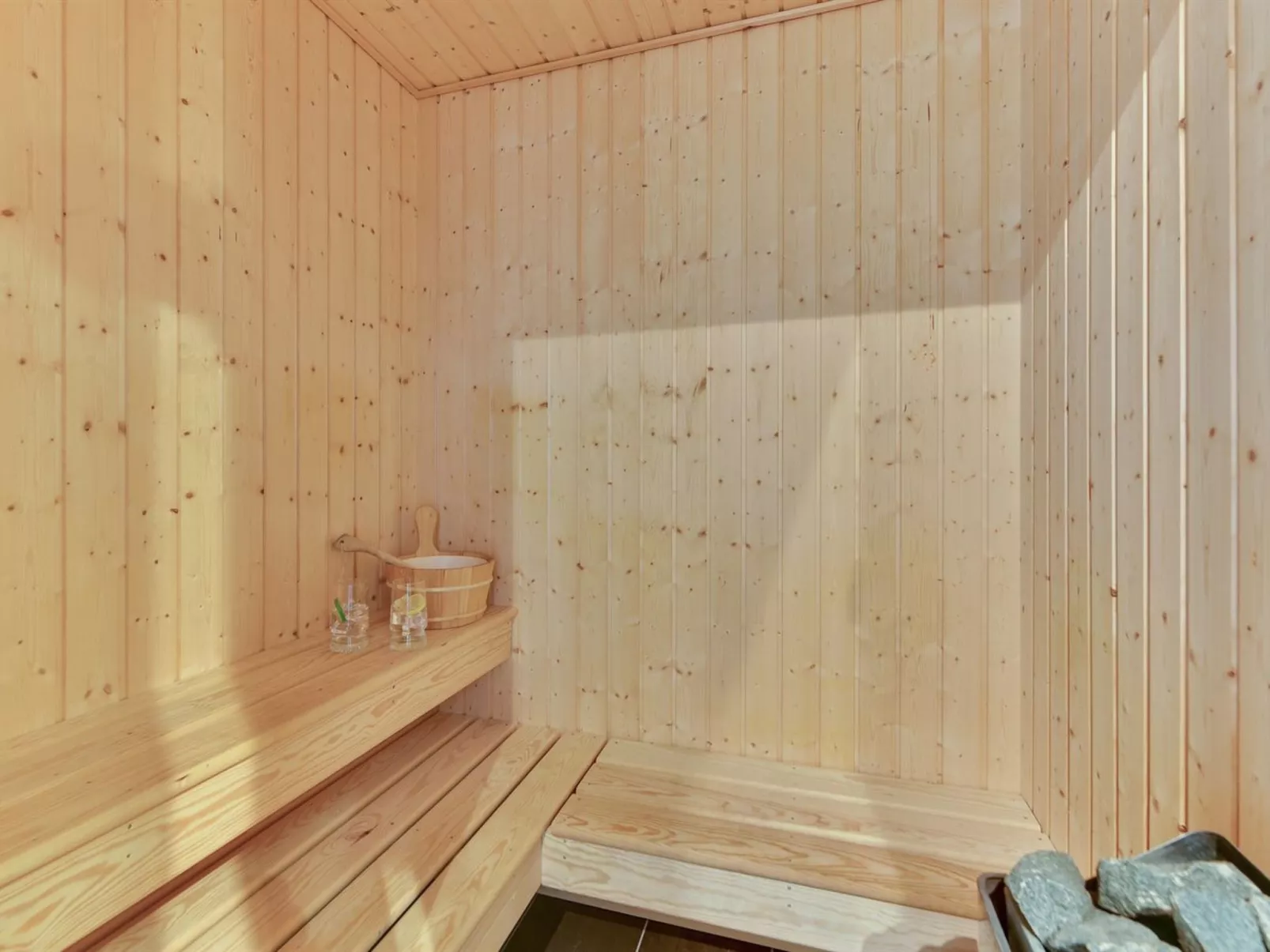 "Elena" - 800m to the fjord-Inside