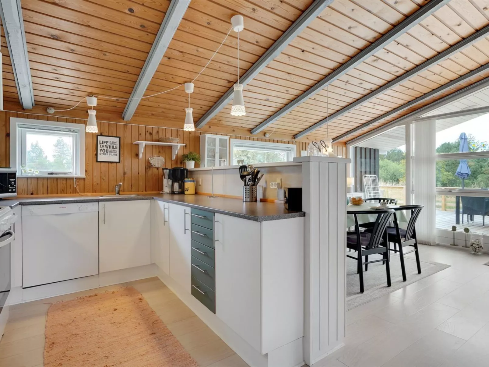 "Elgin" - 1.8km from the sea-Inside