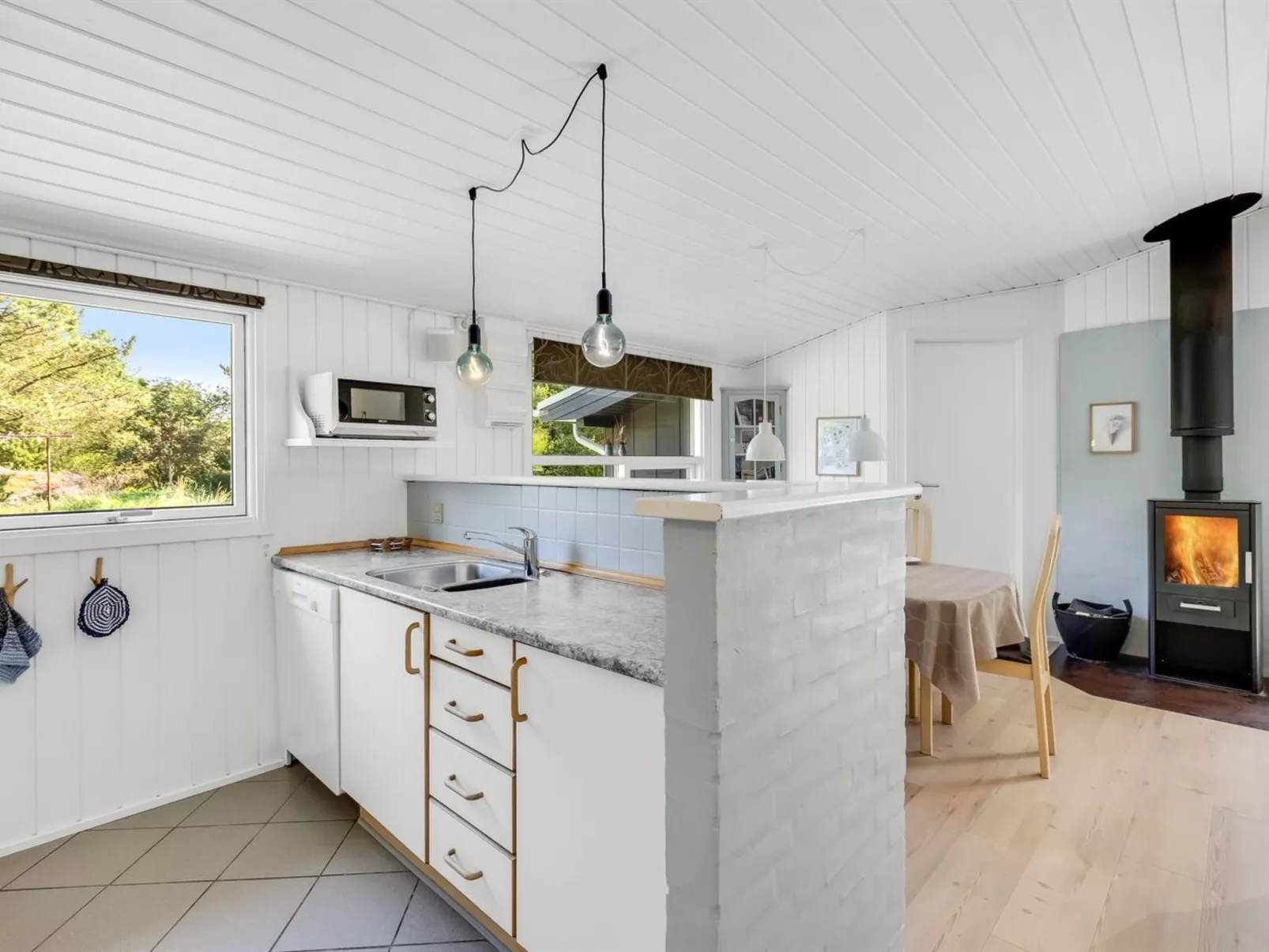 "Roald" - 2.2km from the sea-Inside