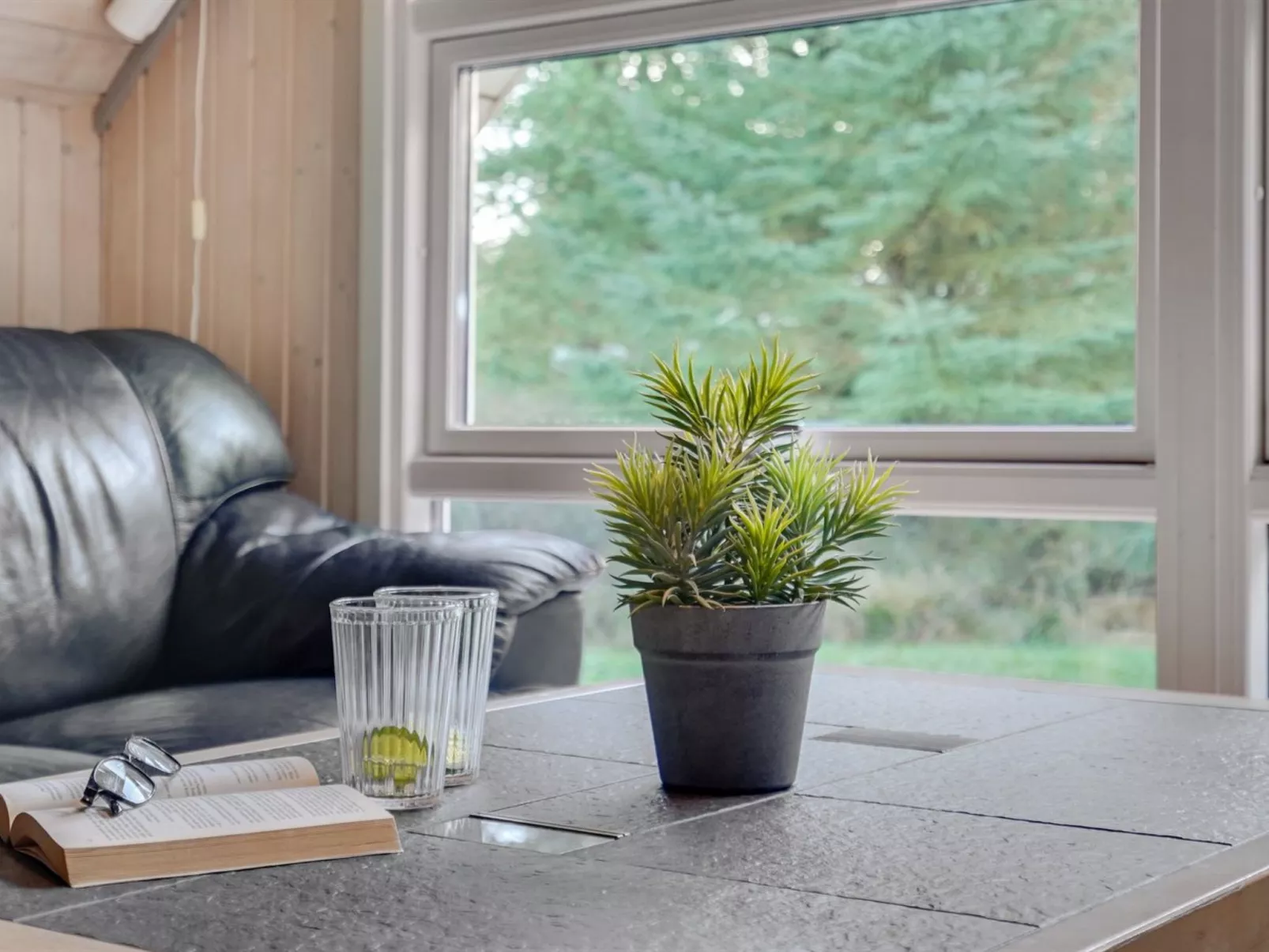 "Gunlög" - 3.1km from the sea-Drinnen