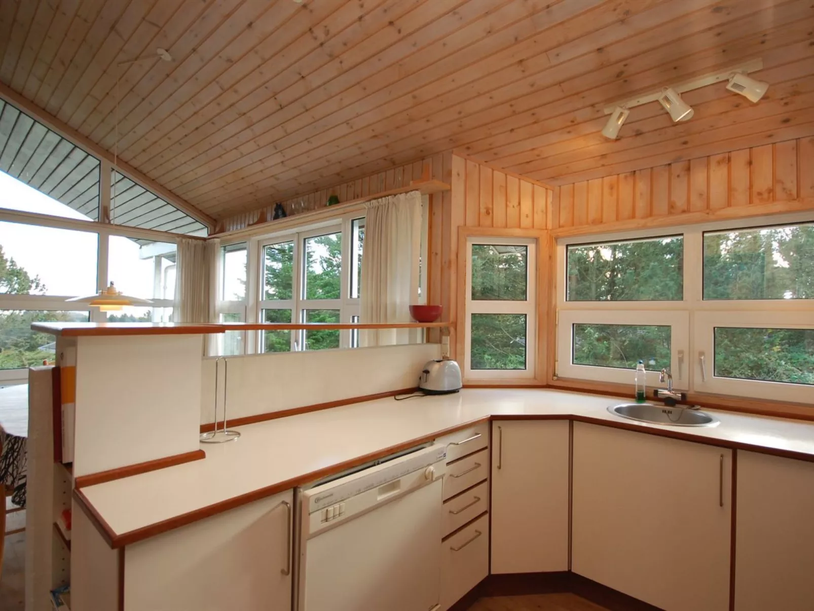 "Jaakob" - 4km from the sea-Drinnen