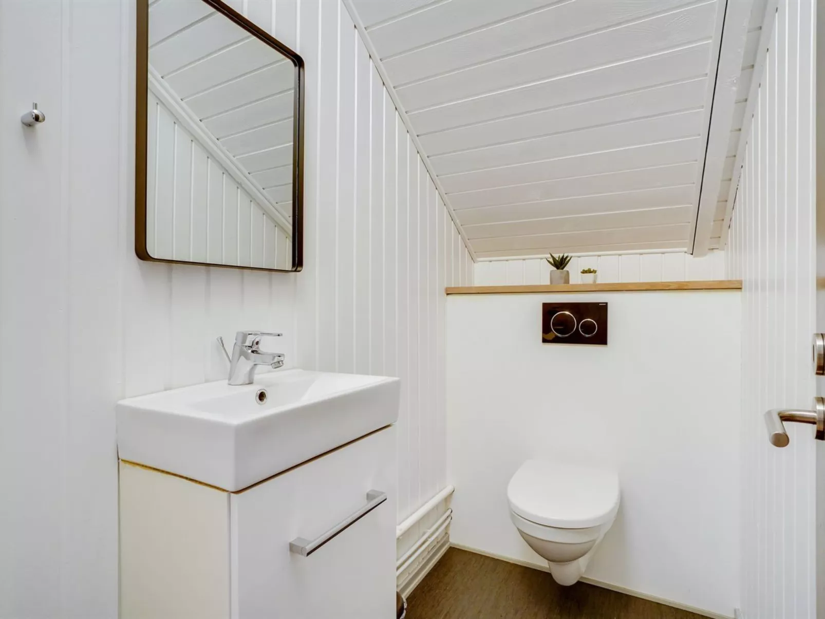 "Hjalmara" - 900m from the sea-Inside