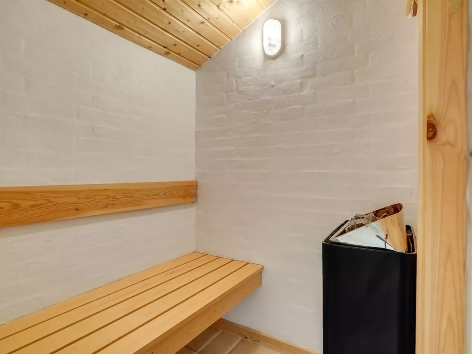 "Eyvin" - 100m from the sea-Inside