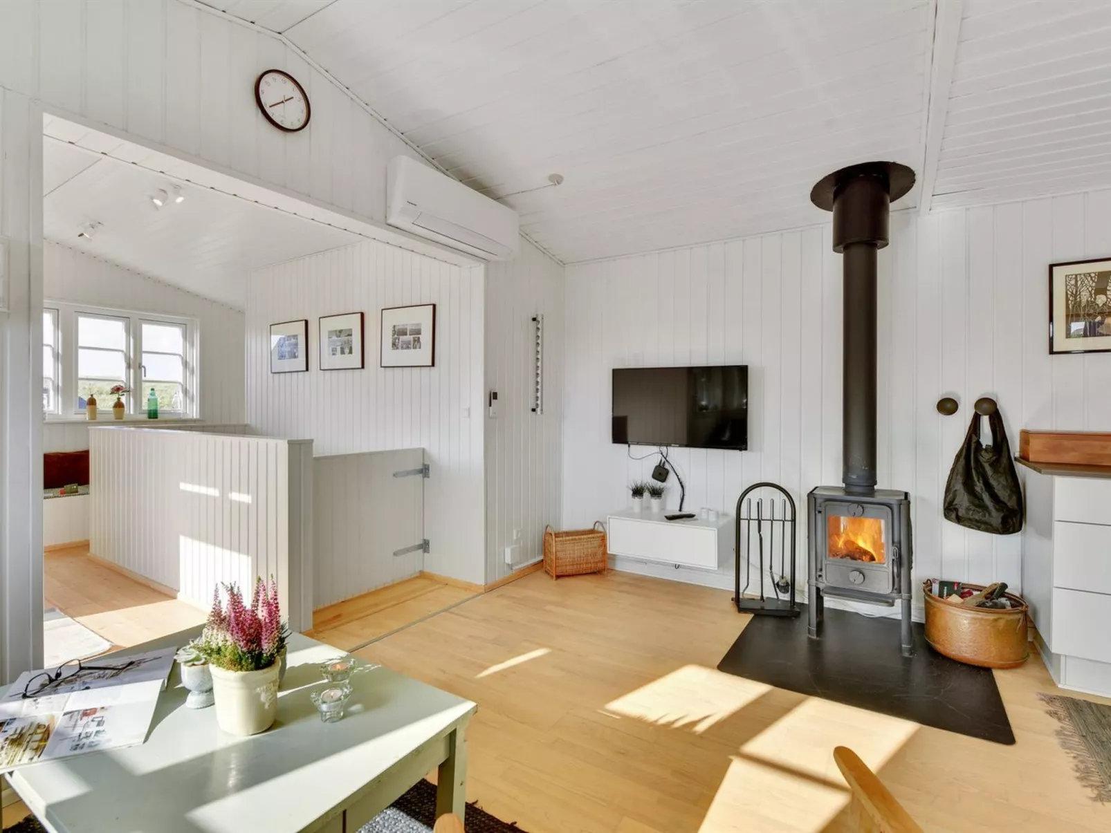 "Ayu" - 100m from the sea-Drinnen