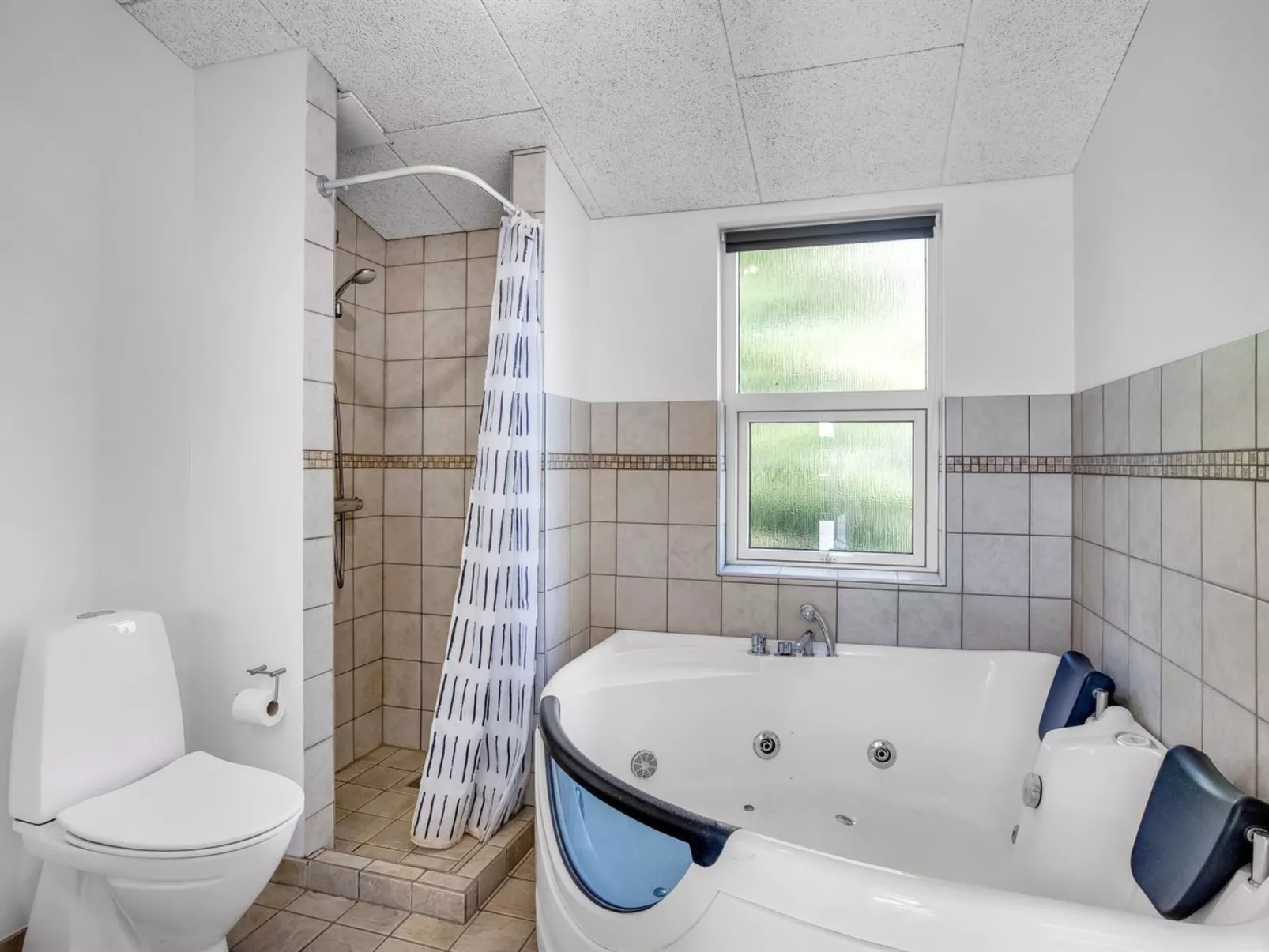 "Omar" - 1.0km from the sea-Inside