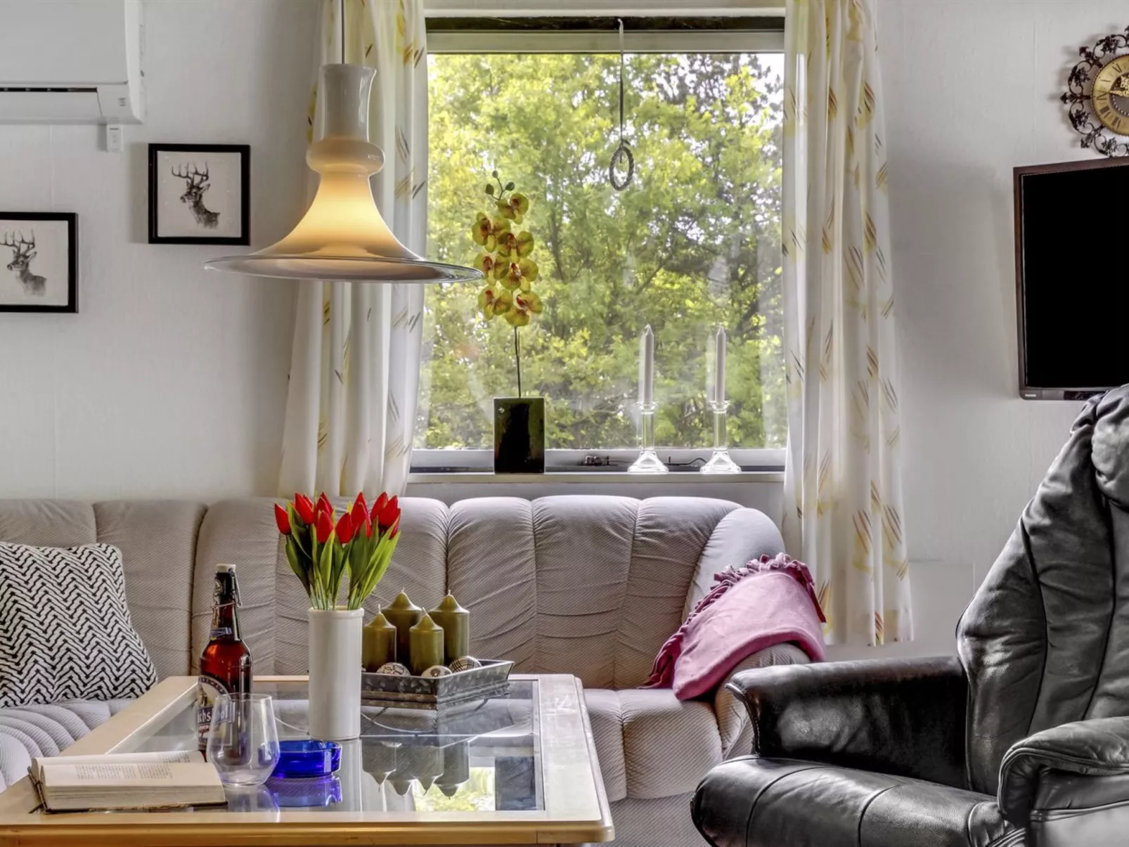 "Yak" - 350m from the sea-Drinnen