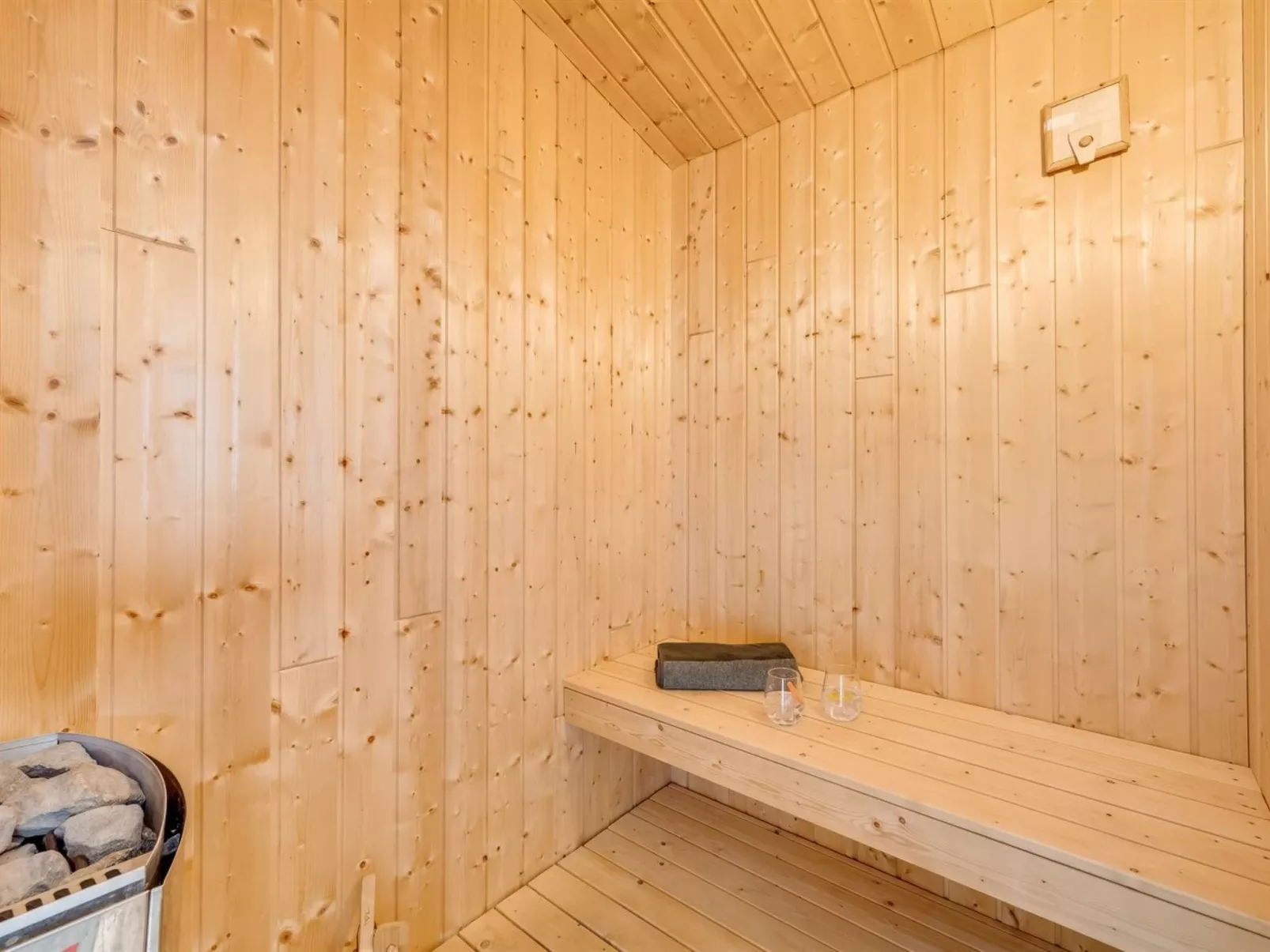 "Weike" - 950m to the fjord-Inside